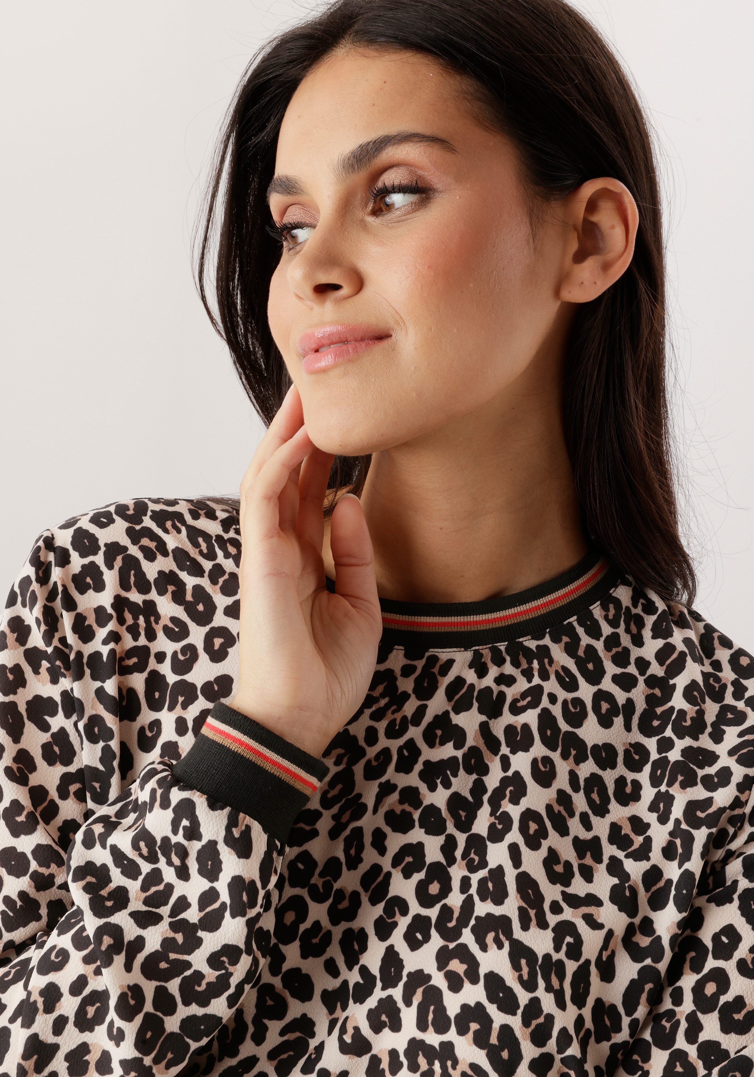 Aniston SELECTED Shirtbluse mit gestreiften Bündchen und Lepoarden-Print allover – Bild 3 von 5