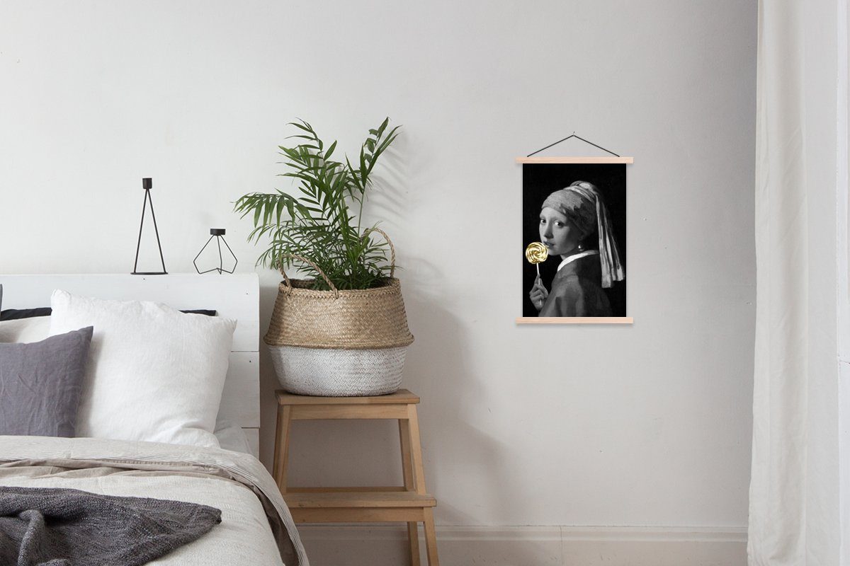Poster St), Perlenohrring Wohnzimmer, Gold, Textilposter Mädchen mit - Bilderleiste, Posterleiste, einem Magnetisch Lollipop - für (1 - Vermeer MuchoWow Johannes