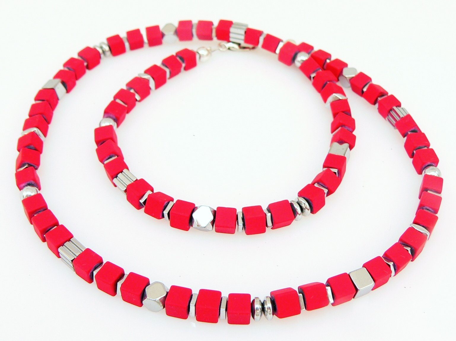 traumschmuck Collier 071c Halskette Würfelkette Hämatit 4mm matt einfarbig rot silber (Geschenk, Muttertag, Weihnachten, Geburtstag, Valentinstag, incl. Schmuckbox), handgefertigt, Made in Germany