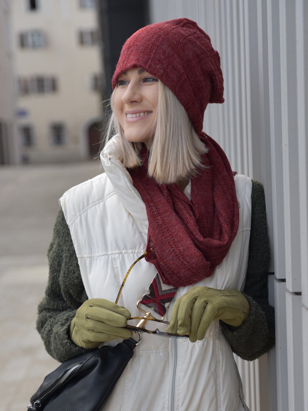 styleBREAKER Strickmütze (1-St) Feinstrick mit Lochmuster Bordeaux-Rot Beanie