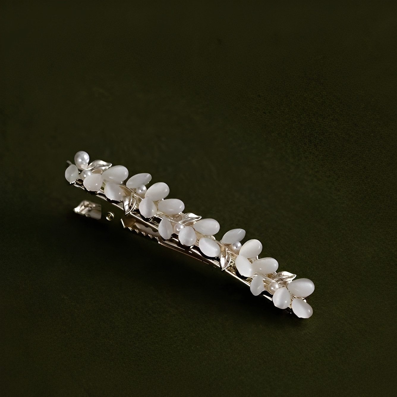 The Beauty House Haarspange stilvolle Damen Haarklammer mit weißen Blüten aus Edelstein, romantischer Haarschmuck für Alltag, Hochzeit & Party