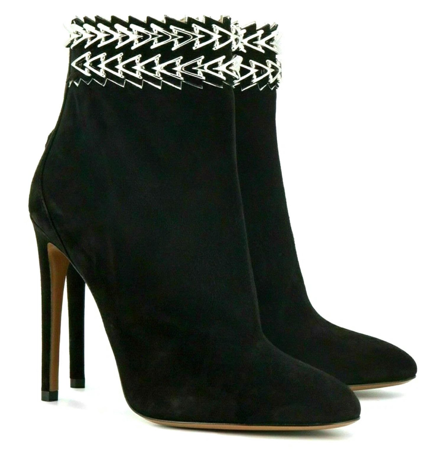 ALAÏA PARIS Boots aus Veloursleder mit Chevron-Nietenbesatz – Made in Italy 40 Ankleboots Exklusives Design mit architektonischem Chevron-Besatz