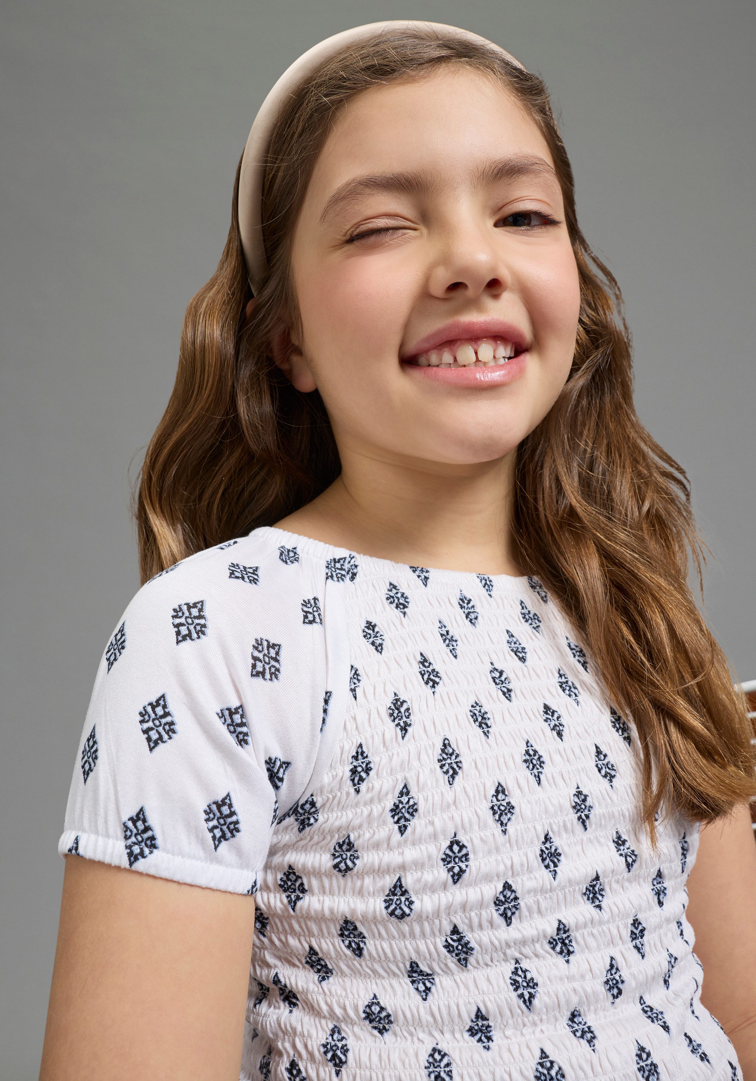 Bruno Banani T-Shirt Viskose-Allover gemustertes Shirt, Smoke Carmenshirt für Mädchen modischer Stil, Kurzarm, mit Carmenausschnitt, Allover-Druck – Bild 2 von 5