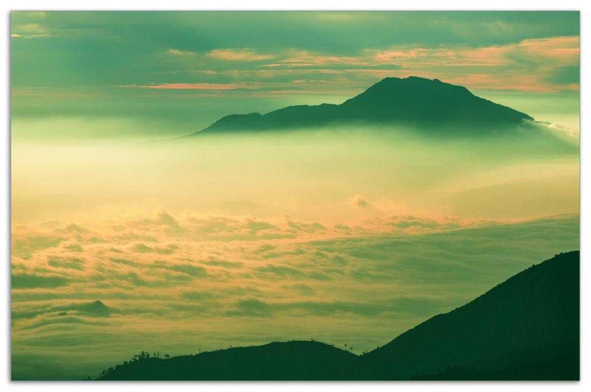 Wallario Herd-Abdeckplatte Nebel zwischen den Bergen auf Java, ESG-Sicherheitsglas, (Glasplatte, 1 tlg., inkl. 5mm Noppen), verschiedene Größen
