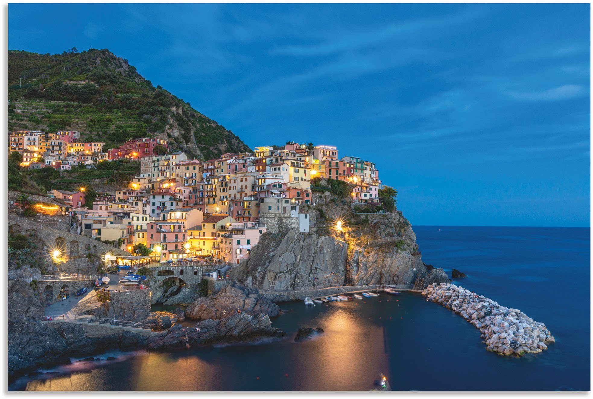 Artland Wandbild »Beleuchtetes Manarola zur blauen Stunde«, Küstenbilder (1 Stück), in vielen Größen & Produktarten - Alubild / Outdoorbild für den Außenbereich, Leinwandbild, Poster, Wandaufkleber / Wandtattoo auch für Badezimmer geeignet-Otto