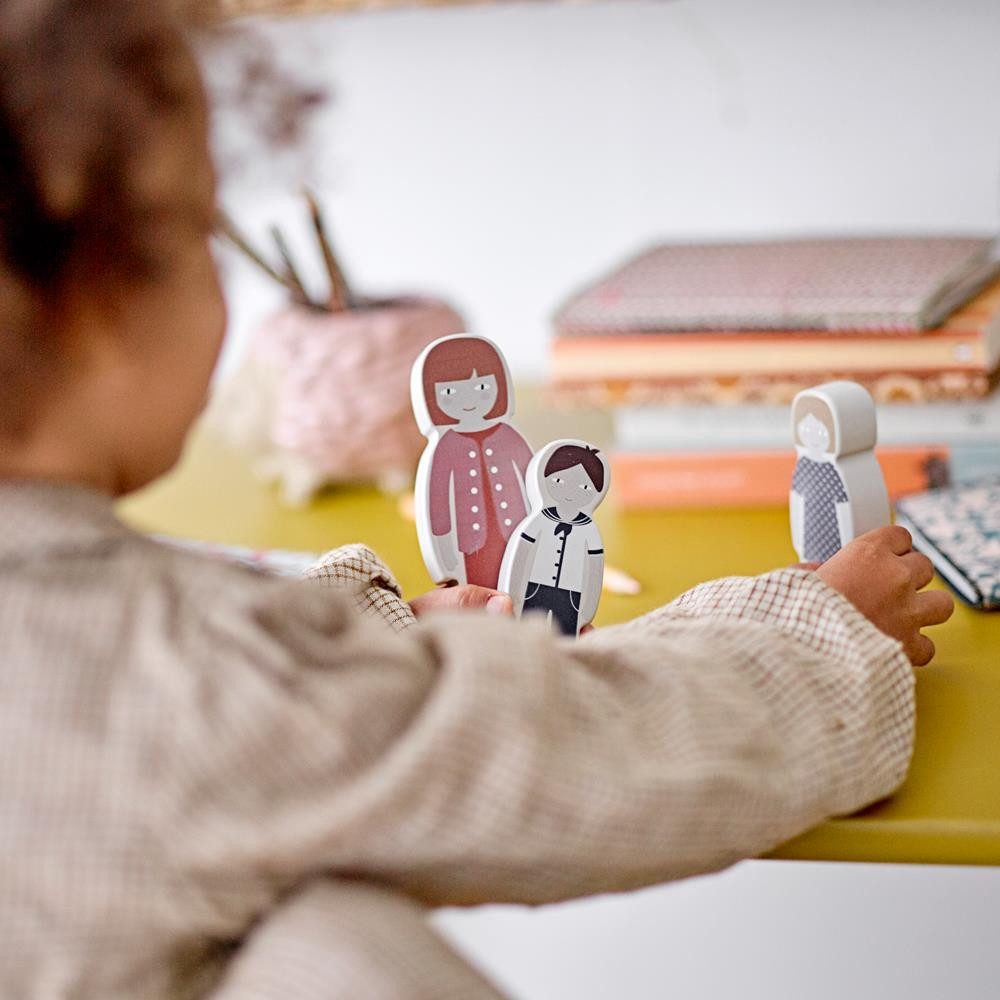 Bloomingville Minipuppe MINI Wilton Spielset Spielfiguren Holzspielzeug Kleinkindspielzeug, Rollenspiel, Puppenhausfiguren, Geschenkset, Tragetasche Fantasiespiel