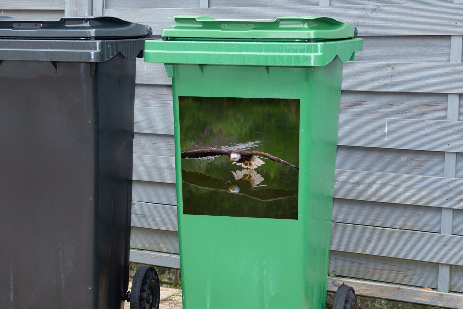 Wasser niedrig Mülltonne, Container, MuchoWow St), sehr Weißkopfseeadler Abfalbehälter Sticker, Wandsticker über fliegt (1 dem Mülleimer-aufkleber, Ein