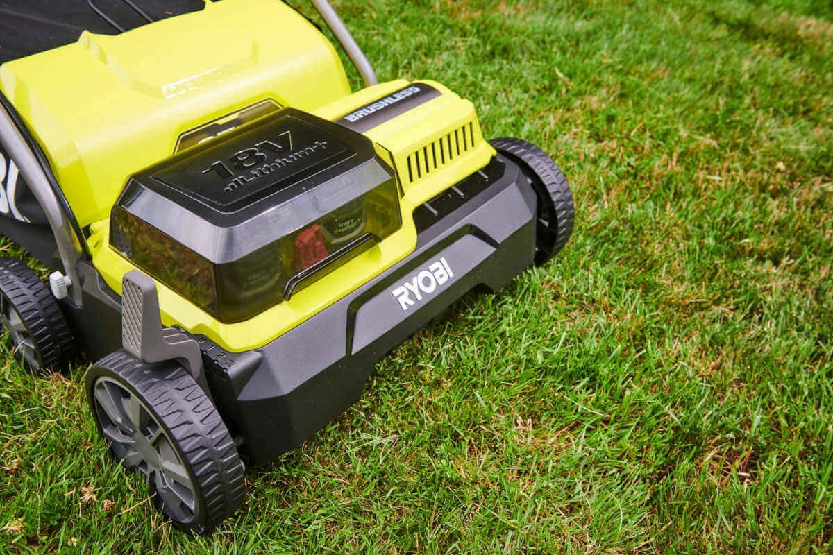 RYOBI Akku-Vertikutierer Akku-Vertikutierer mit 2 x 4,0 Ah Akkus & Ladegerät 18V ONE+, Rasenlüf, 35.00 cm Arbeitsbreite