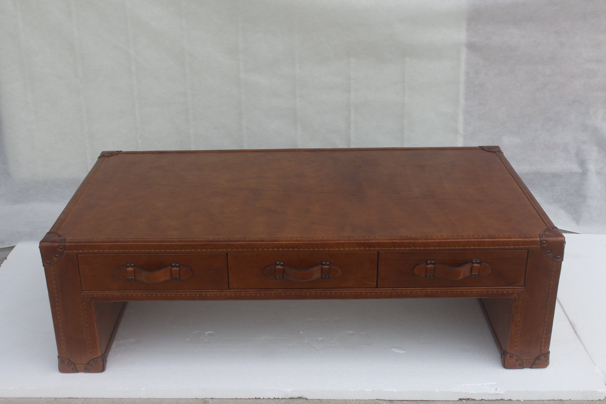 JVmoebel Couchtisch Vintage Truhe aus Leder und Holz mit Stauraum (Packung), Made in Europa