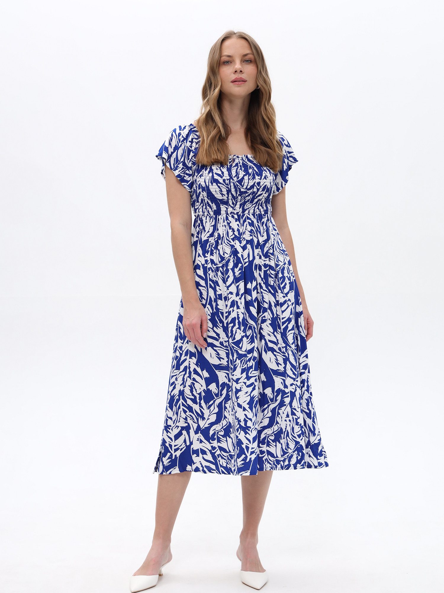 Passioni Sommerkleid Gesmoktes Kleid mit Blätterprint Maxikleid mit Weiß-Blauem Muster