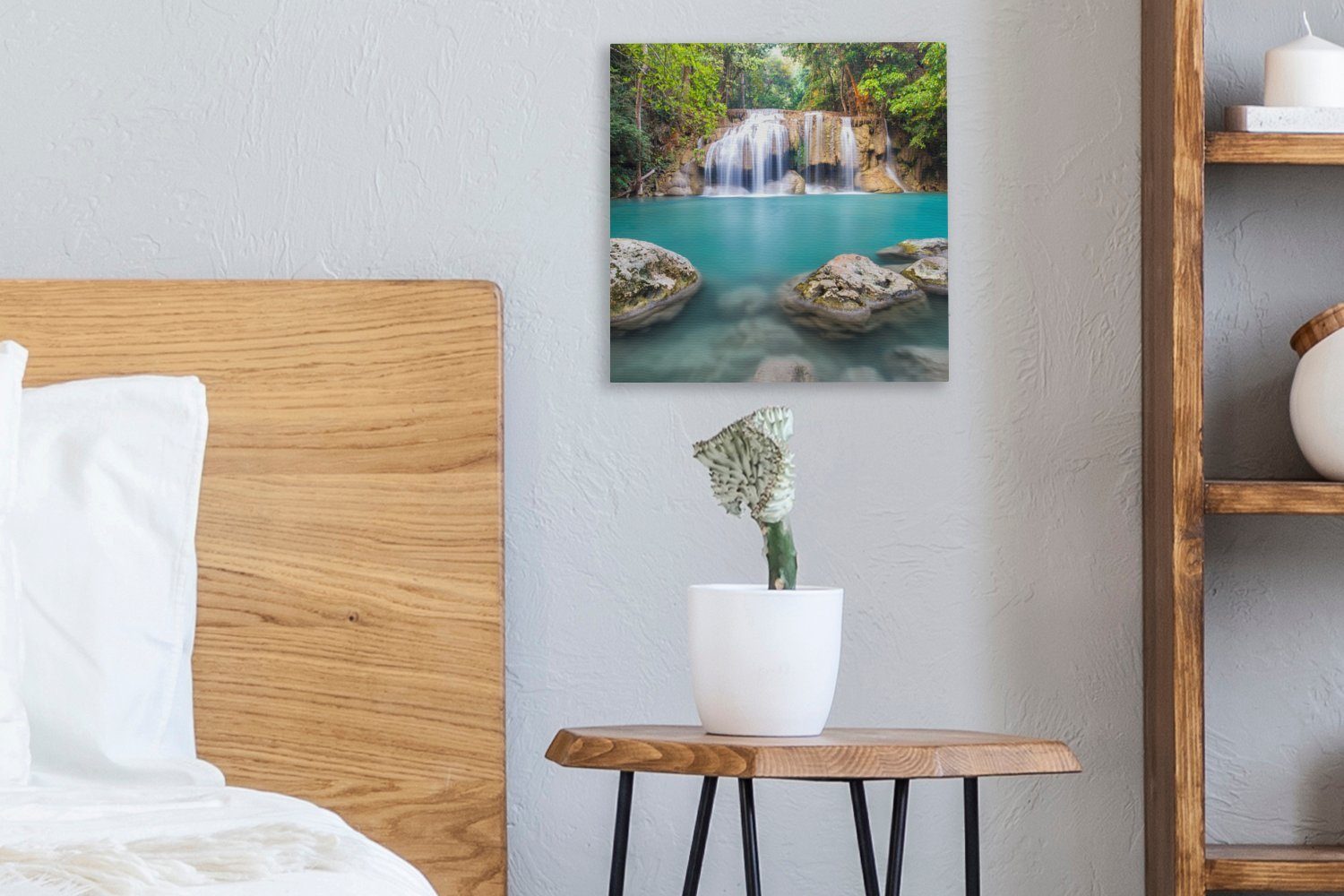im vor Leinwand Wohnzimmer für (1 OneMillionCanvasses® Schlafzimmer Erawan-Nationalpark, Wasserfall Moosbewachsene Bilder St), dem Felsen Leinwandbild