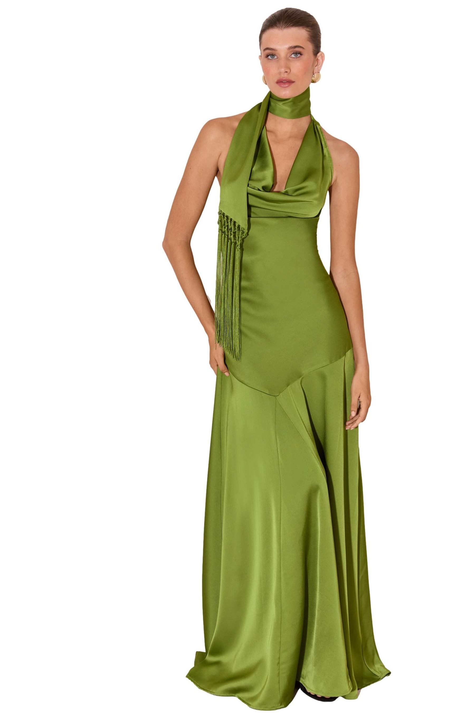 LIPSY Satinkleid Fit and Flare Satin-Maxikleid mit Fransenschal (1-tlg)