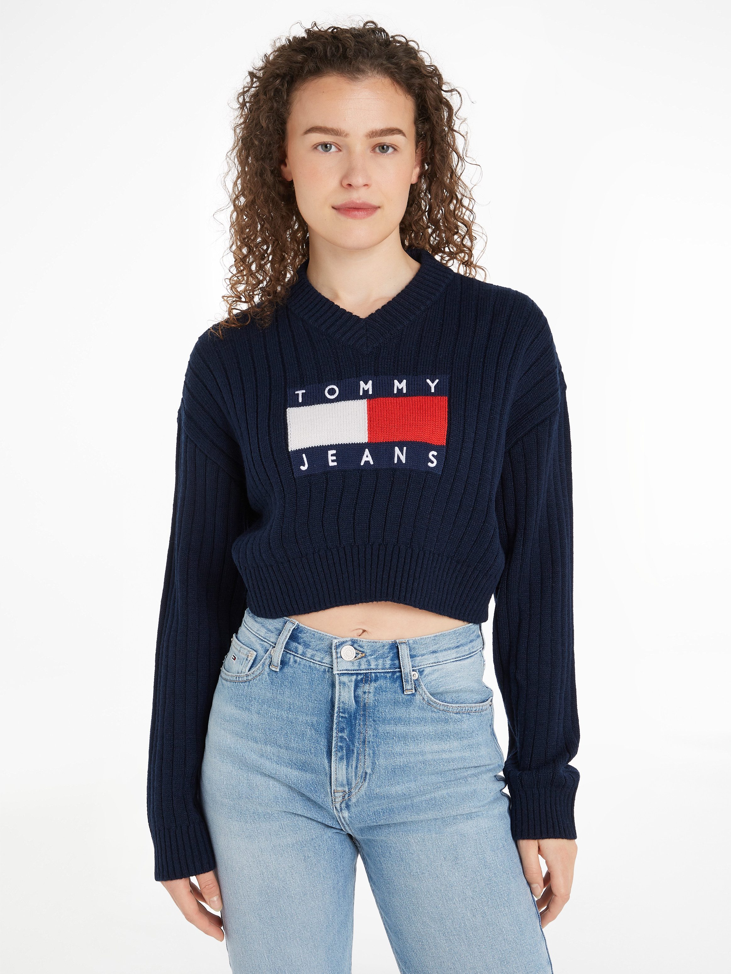 Tommy Jeans Strickpullover TJW VNCK CENTER FLAG SWEATER EXT mit Tommy Jeans Center Logo-Flag