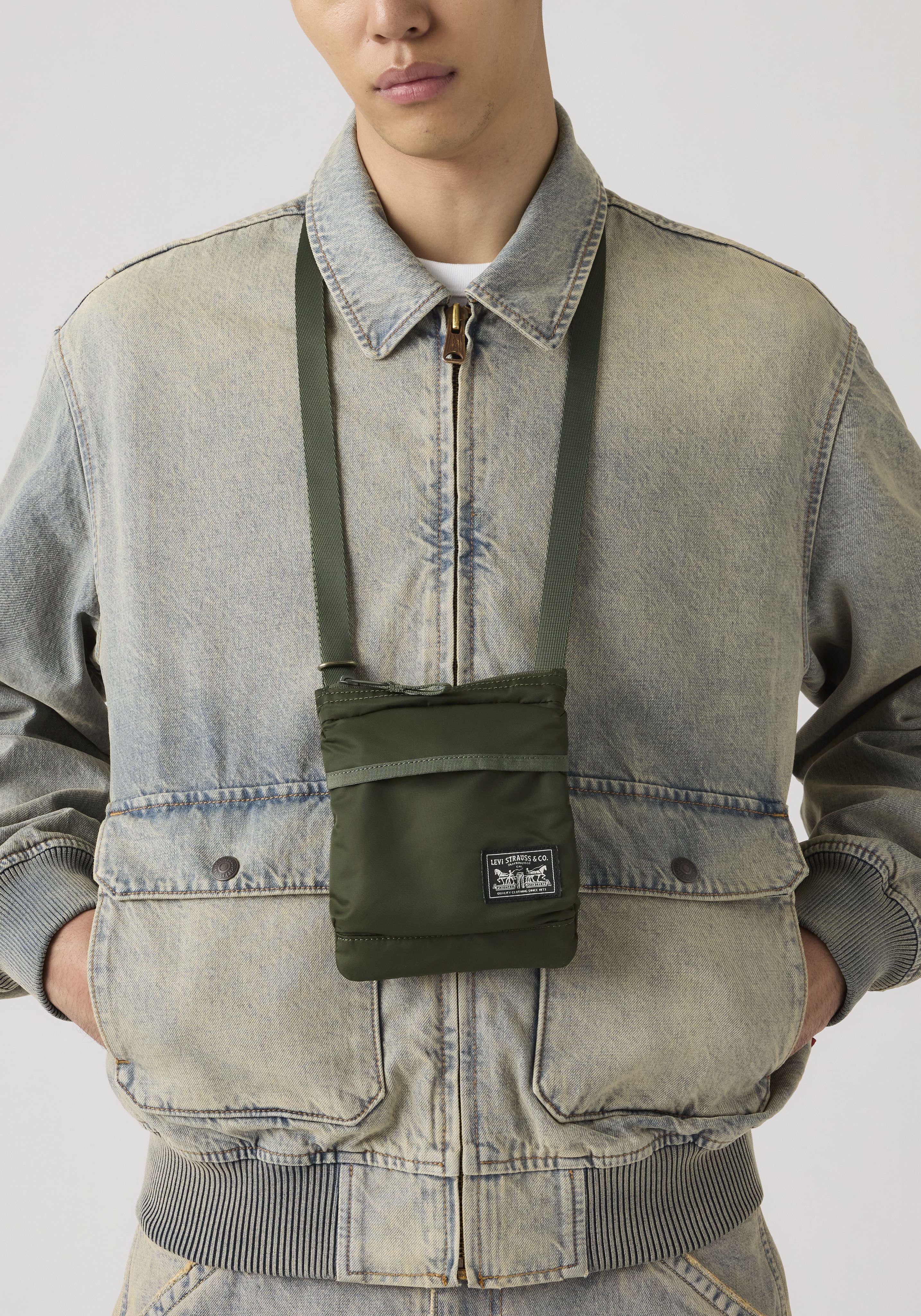Levi's® Umhängetasche MISSION BAY CROSSBODY POUCH, praktische Größe – Bild 5 von 5
