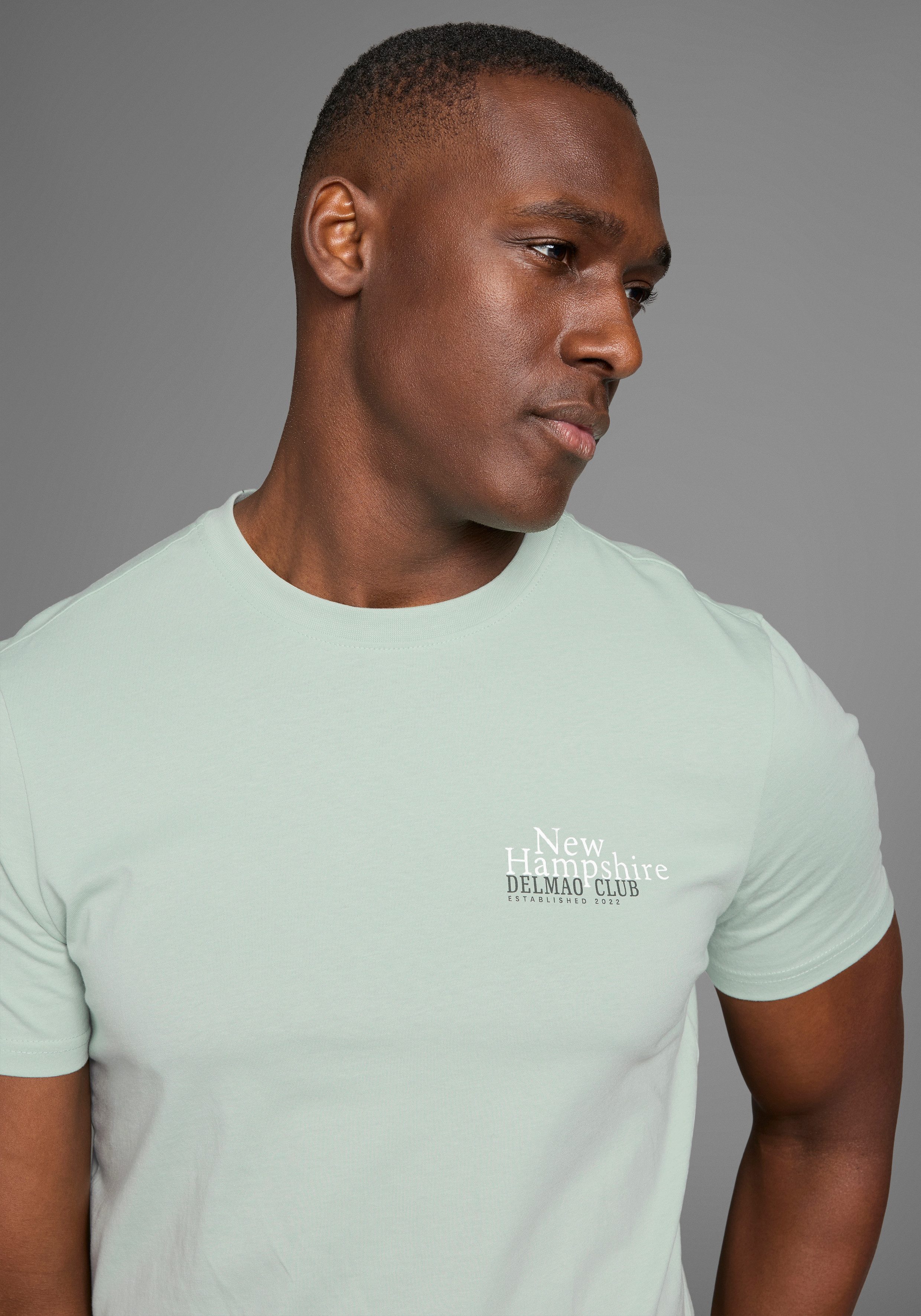 DELMAO T-Shirt mit dezentem Logo-Schriftzug im Club-Design