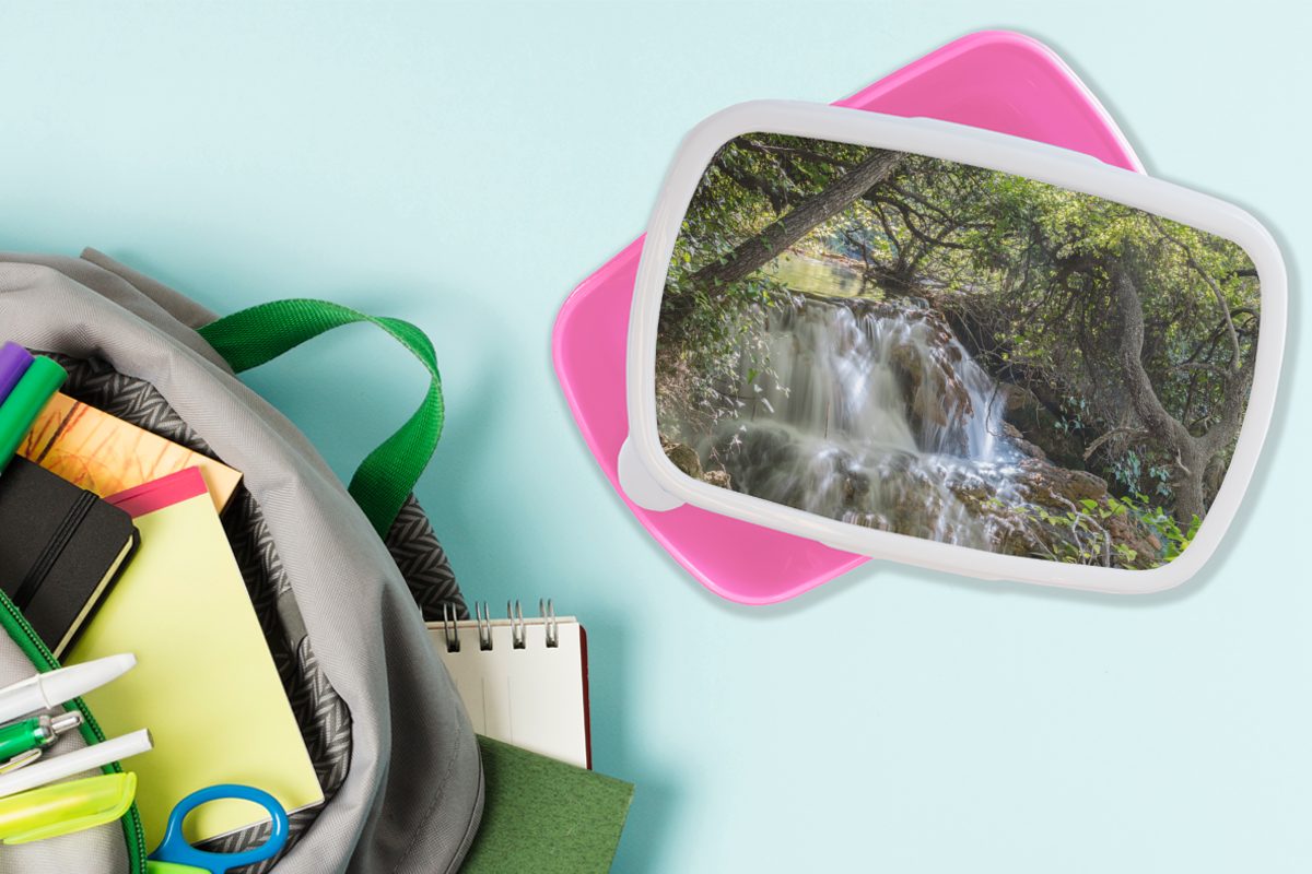 MuchoWow Lunchbox Ein Wasserfall zwischen Kunststoff den im Erwachsene, Brotdose Kunststoff, (2-tlg), Mädchen, in, Kinder, rosa Brotbox Snackbox, für Krka-Nationalpark Baumstämmen