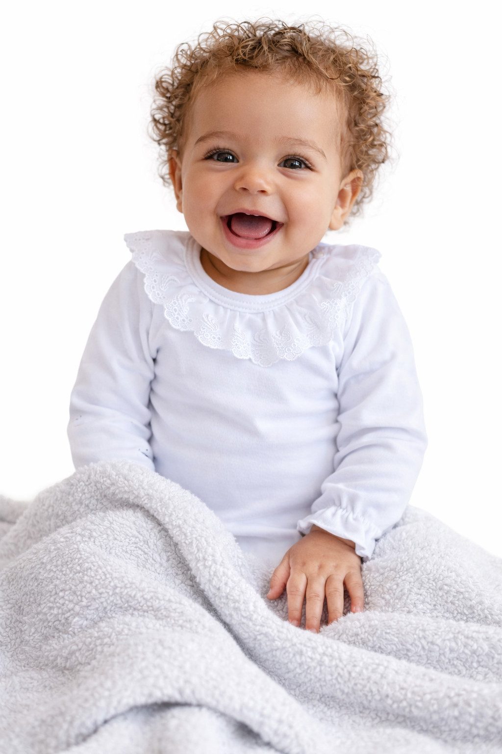 La Bortini Body Baby Langarmbody in Weiß mit Spitzen Kragen Rüschen