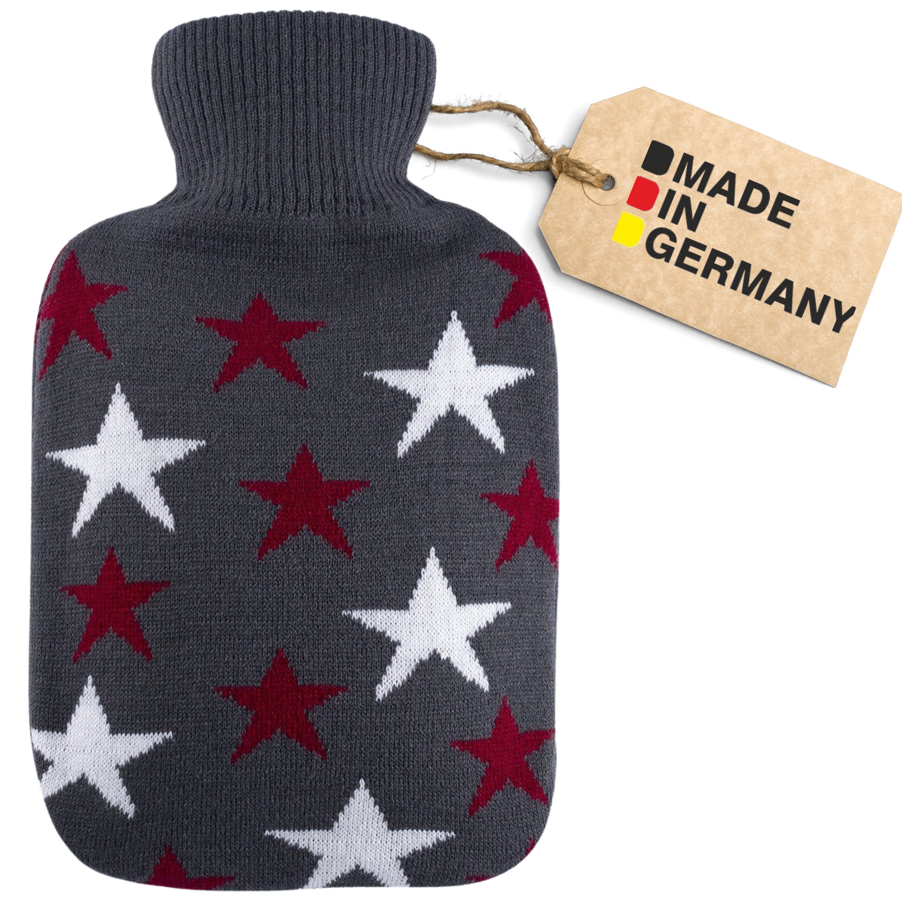 Hugo Frosch Wärmflasche Klassik 1,8 l Made in Germany mit Strickbezug Motiv, Sterne Bordeaux - langlebige Bettflasche, waschbarer Überzug