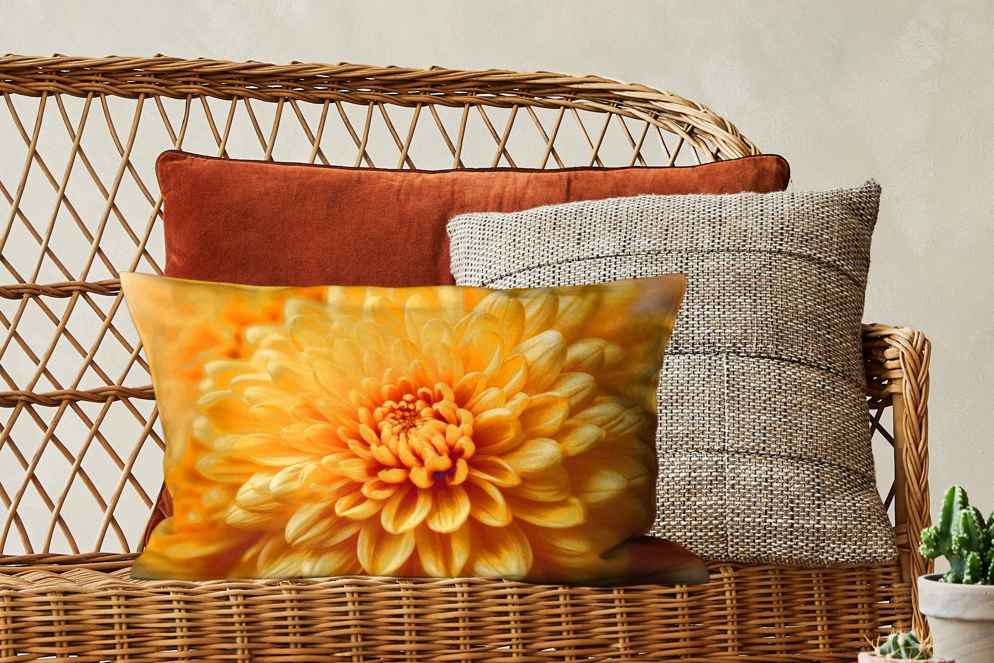 MuchoWow Dekokissen Gelb - Chrysantheme - Sanftheit, Dekoration, Zierkissen, Kissen mit Füllung, 50x30 cm – Bild 4 von 5