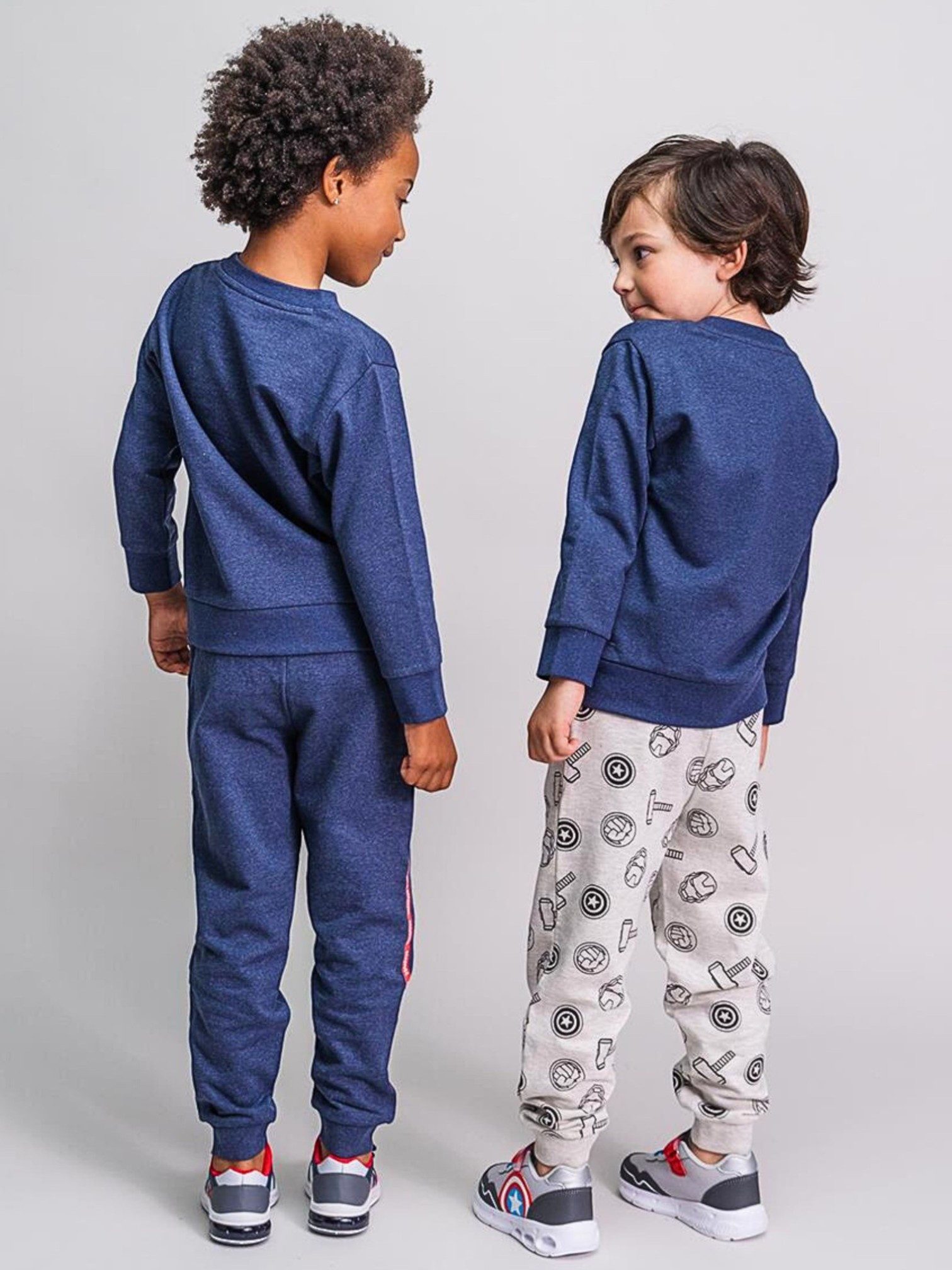 Cerdá Freizeitanzug Marvel (3-tlg), Jungen 3er Set Sweatshirt & 2 Hosen Größe 98 - 122 cm