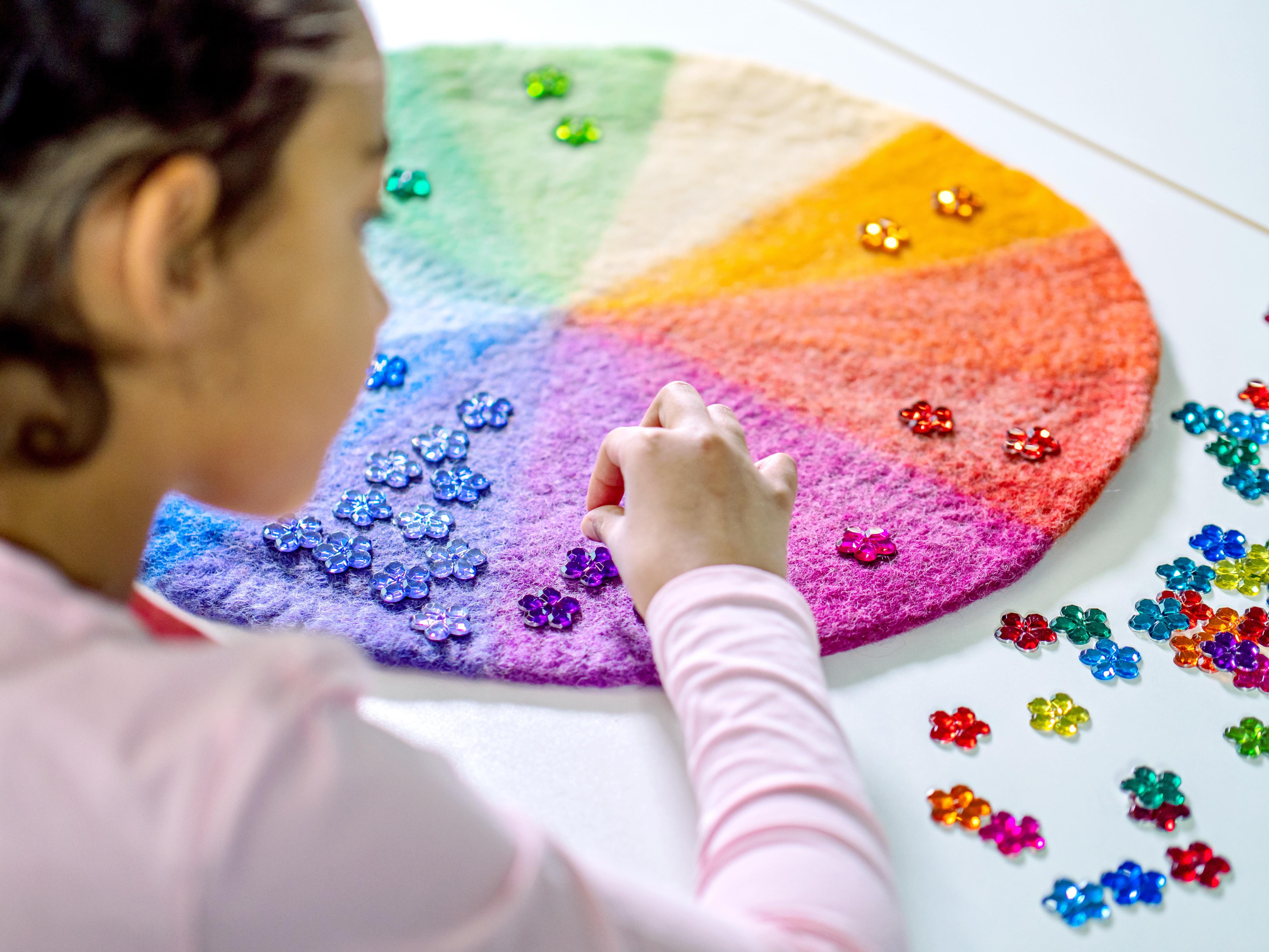 Betzold Spielmatte - Regenbogen-Filzmatte mit Funkelsteinen – 241-tlg. Farbenspiel Kinder