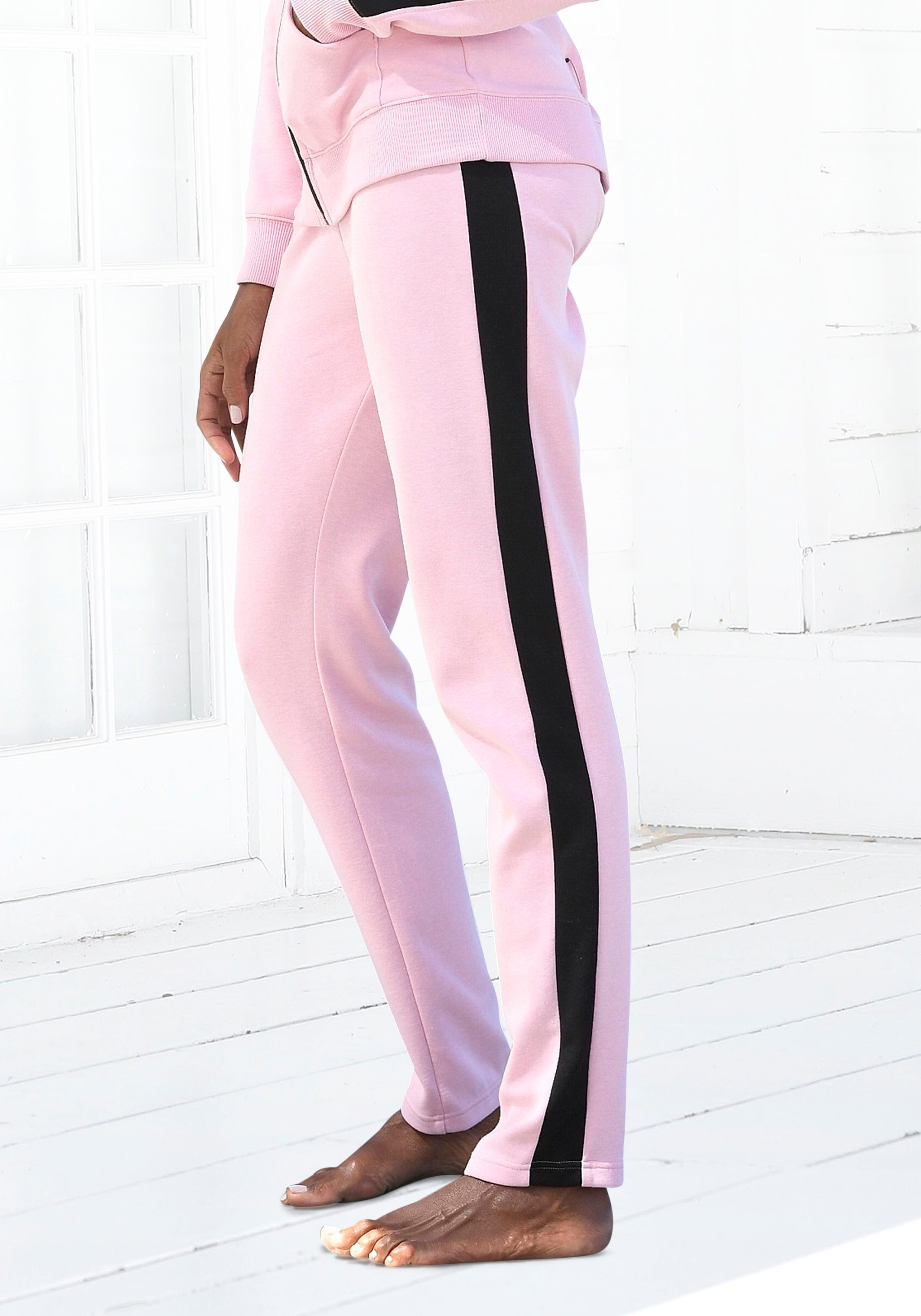 Bench. Loungewear Sweathose, mit Seitenstreifen und schmalem Bein, Loungean günstig online kaufen