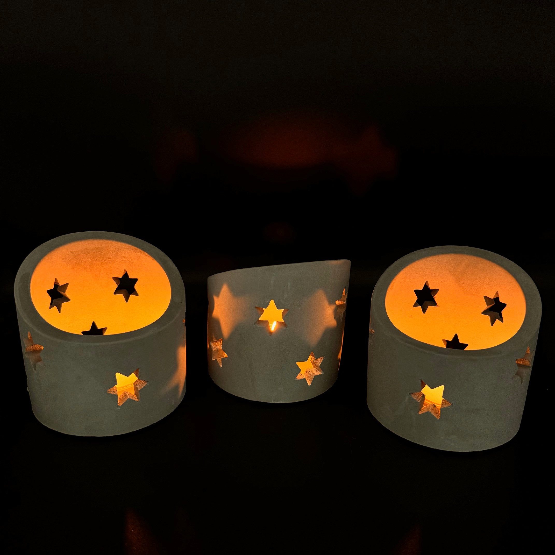Online-Fuchs Windlicht Kerzenhalter Set für 3 Teelichter oder als Kerzenständer für Kerzen (aus grauen Beton gefertigt, mit Sternausstanzungen), bietet Platz für Stumpenkerzen bis 8 cm Durchmesser