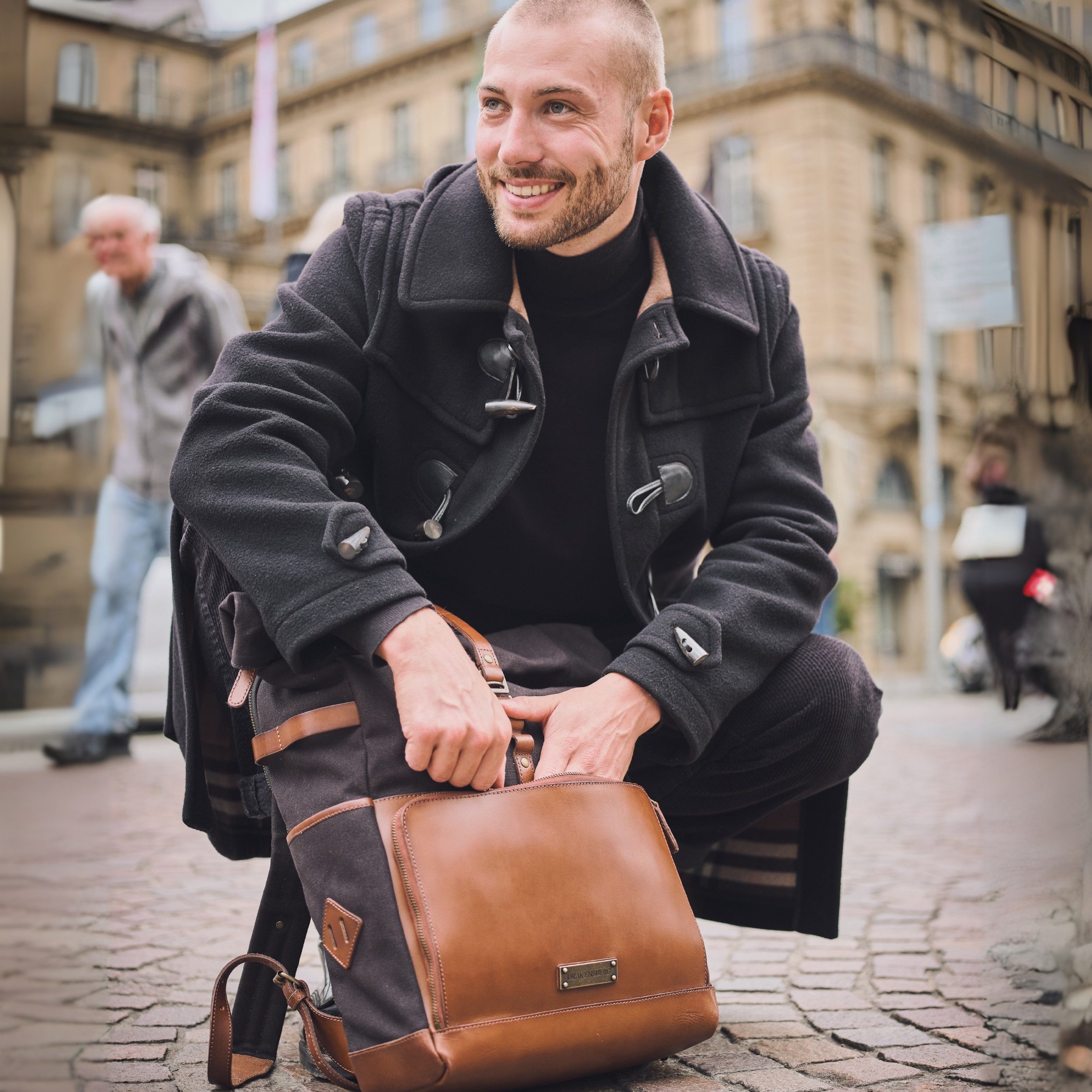 DRAKENSBERG Reiserucksack Roll-Top »Arthur« Schwarz, 17" Laptoprucksack mit Organizer Fach für Ladekabel & Zubehör