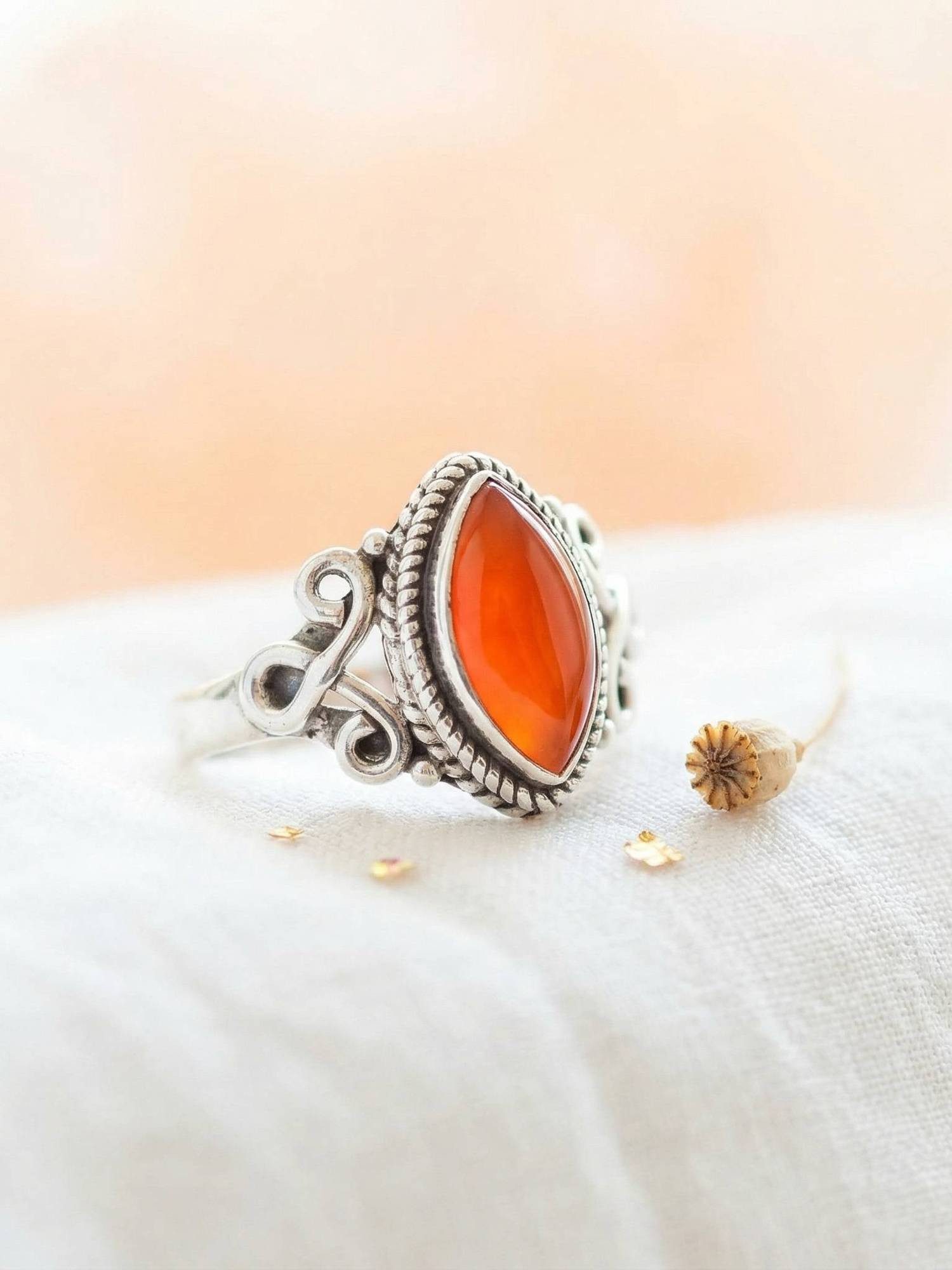 mantraroma Silberring BAGHIMI Ellipse aus 925 Silber mit Karneol (Ring mit Schmuckbeutel), Damenring aus 925er Silber