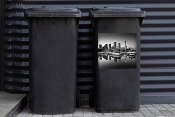 MuchoWow Wandsticker Torontos Gebäude spiegeln sich im Wasser - schwarz und weiß (1 St), Mülleimer-aufkleber, Mülltonne, Sticker, Container, Abfalbehälter