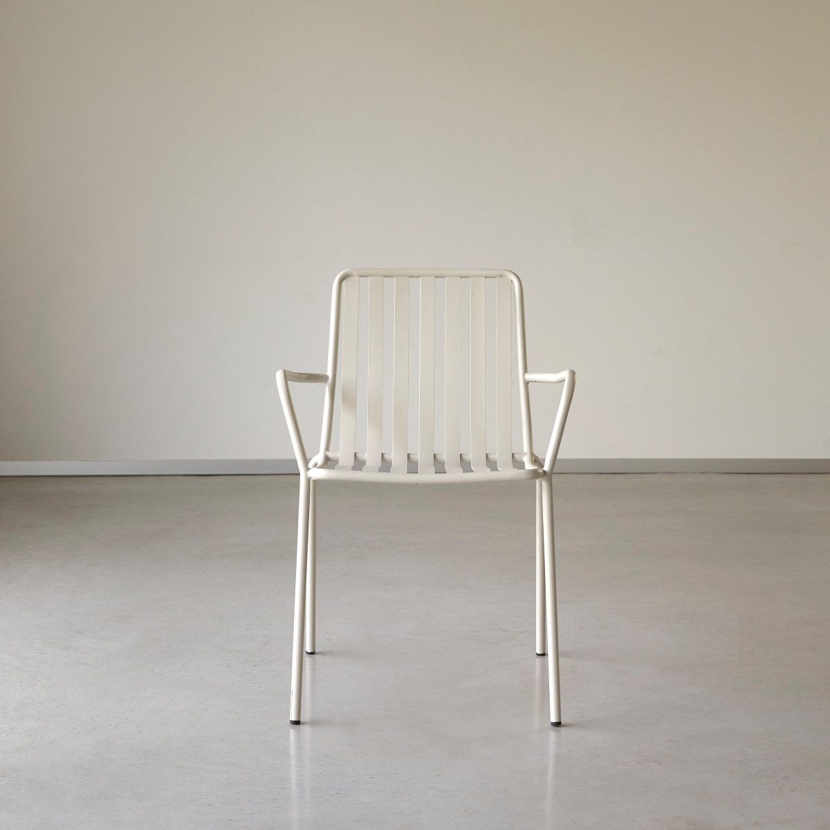 Tikamoon Esszimmerstuhl Sessel Gaby Cream aus beschichtetem Metall