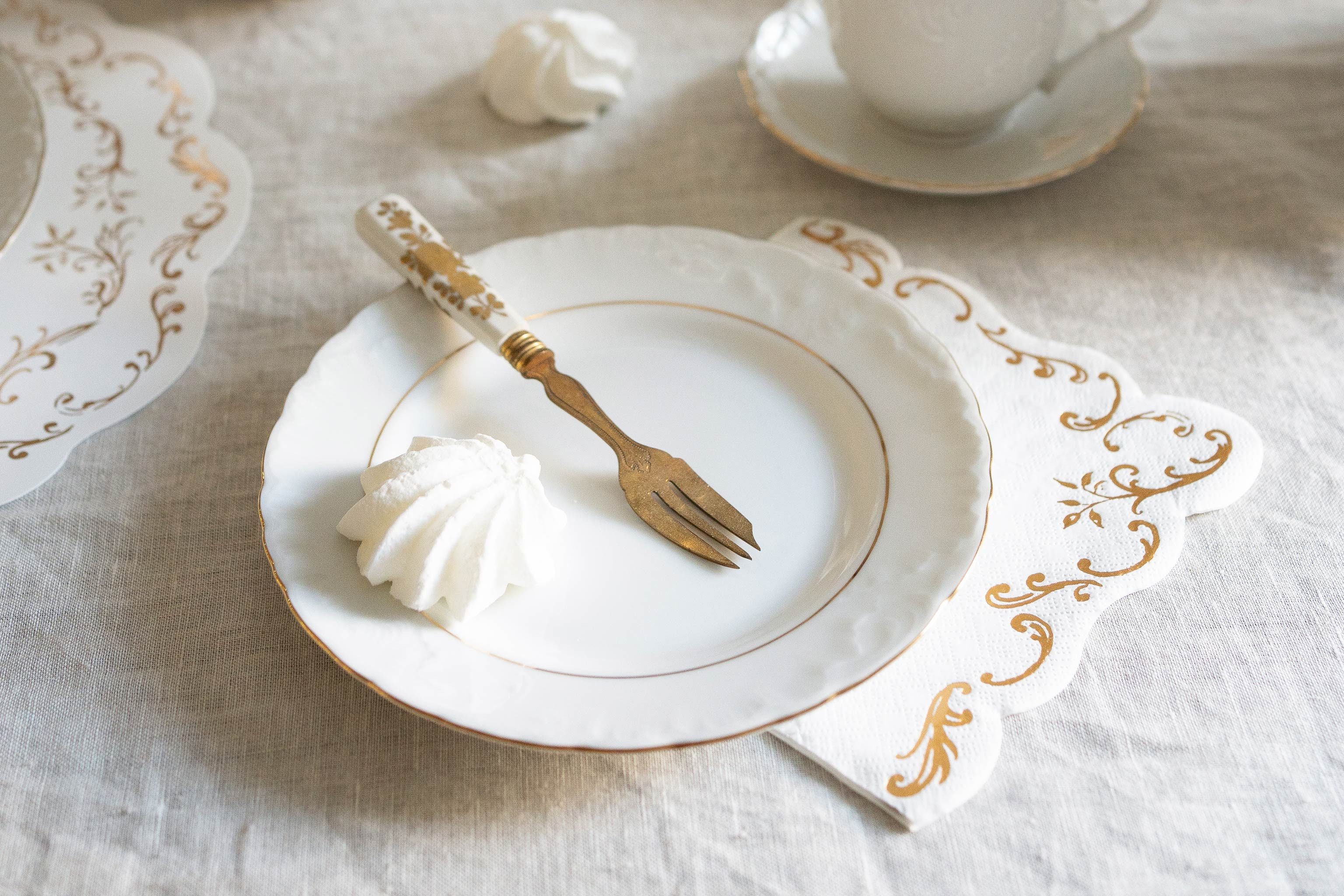 partydeco Papierserviette, Servietten Papier 33x33cm 3-lagig 12 Stück mit Gold Ornament Weiß