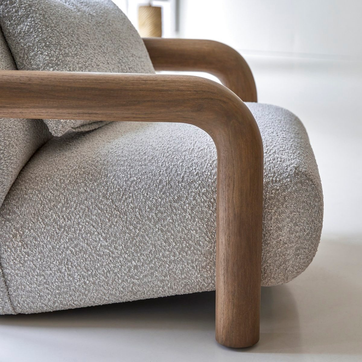 Tikamoon Sessel Sessel Nina aus massivem Mindiholz und ecrufarbenem Stoff,1-Sitz