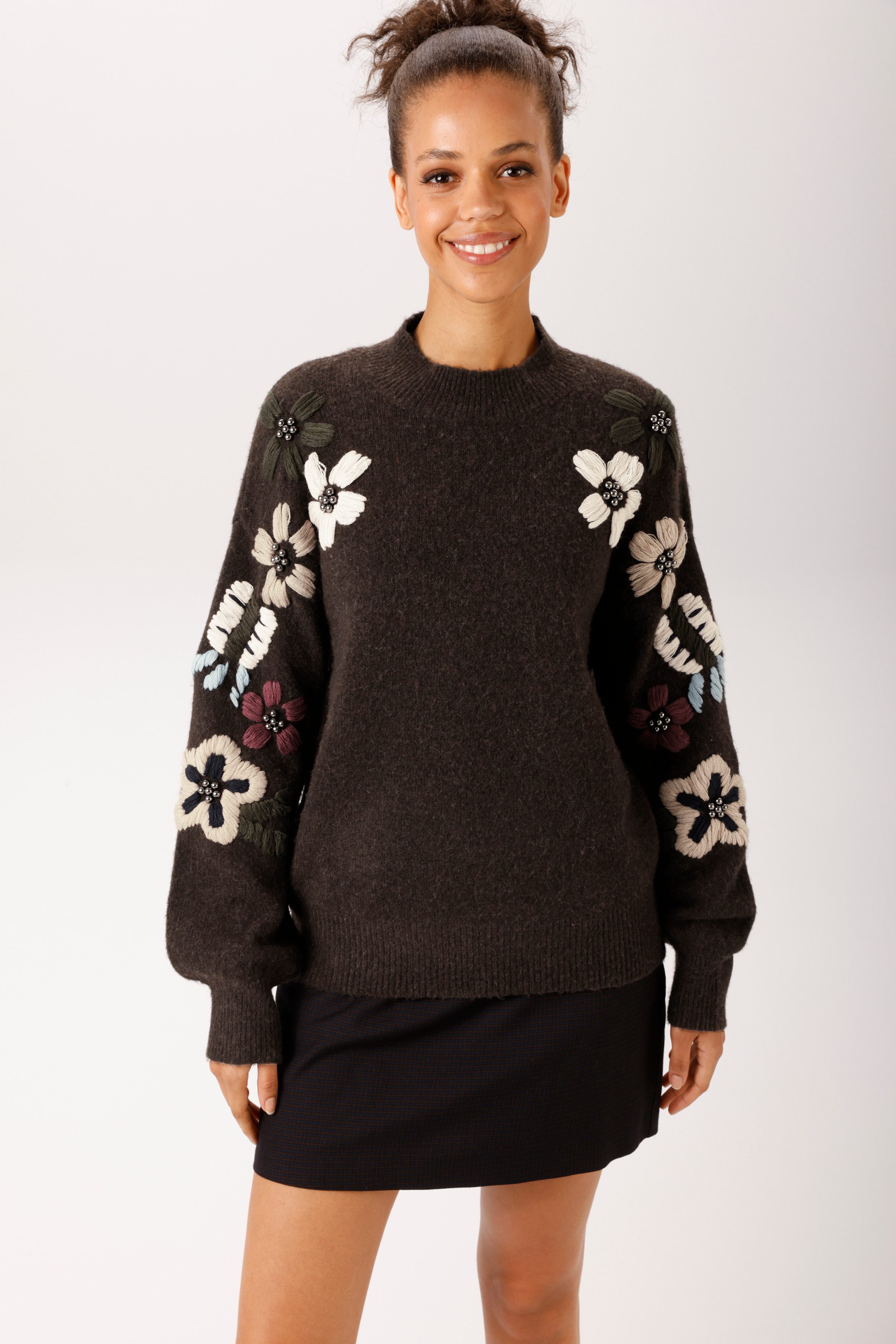 Aniston CASUAL Strickpullover mit handbestickten Blüten und Zierperlen - NEUE KOLLEKTION. € 49,99, (€ 49,99 pro 1 Stk).