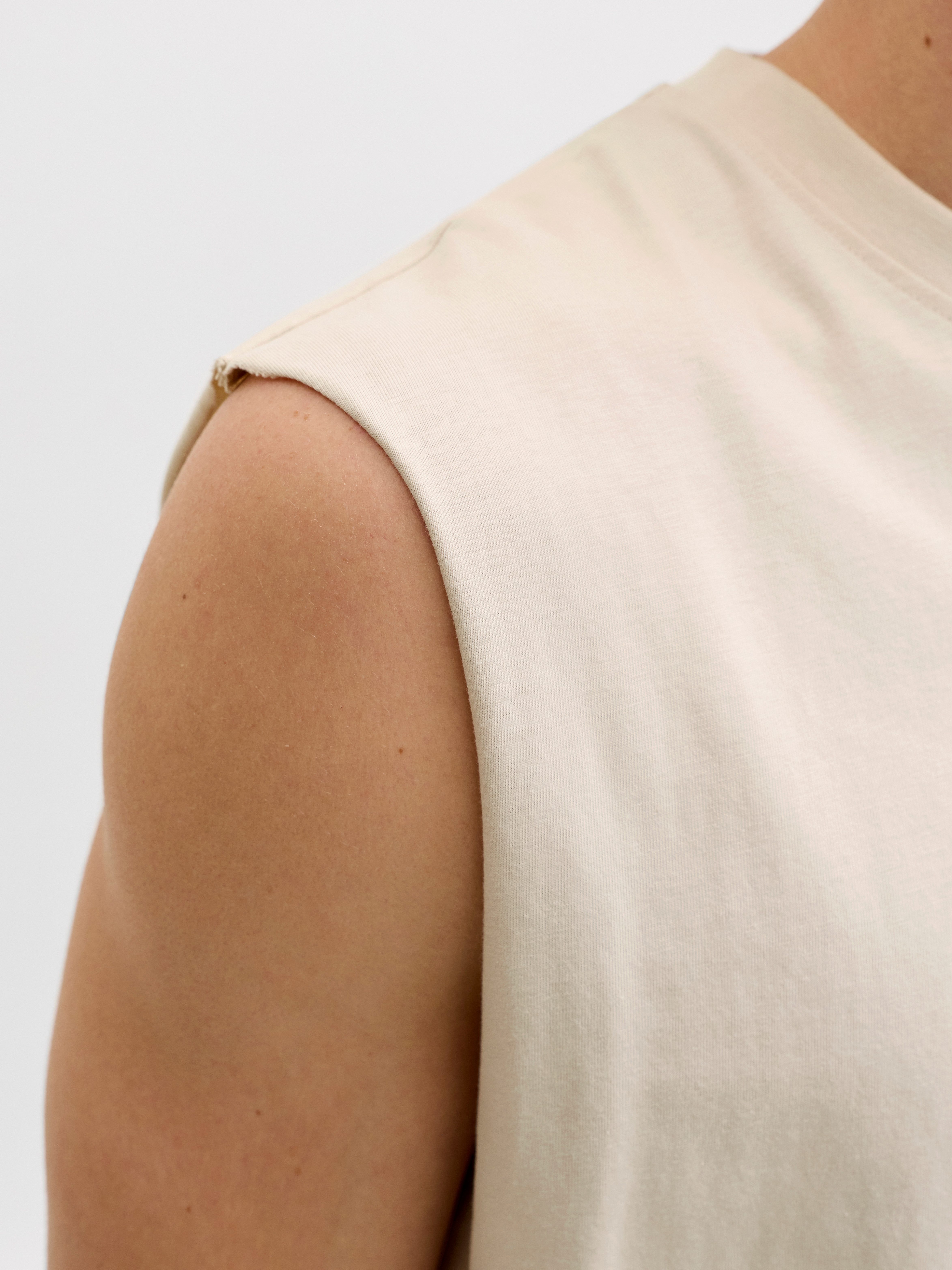 Jack & Jones Muscleshirt JJESOHO SLEEVELESS TEE SN mit Logobranding