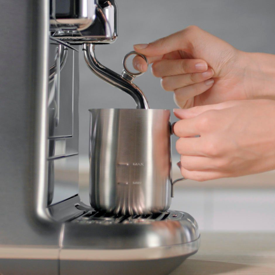 Nespresso Kapselmaschine Creatista Pro mit 14 Willkommenspaket Kapseln inkl. mit SNE900 Edelstahl-Milchkanne