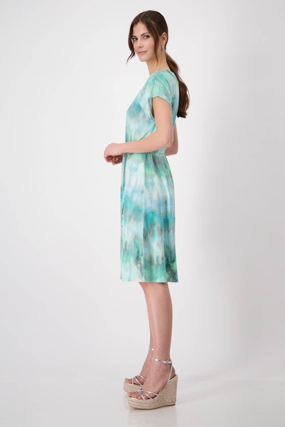 Monari Strandkleid Lagoon Batikmuster mit Bindeband und femininer Silhouette