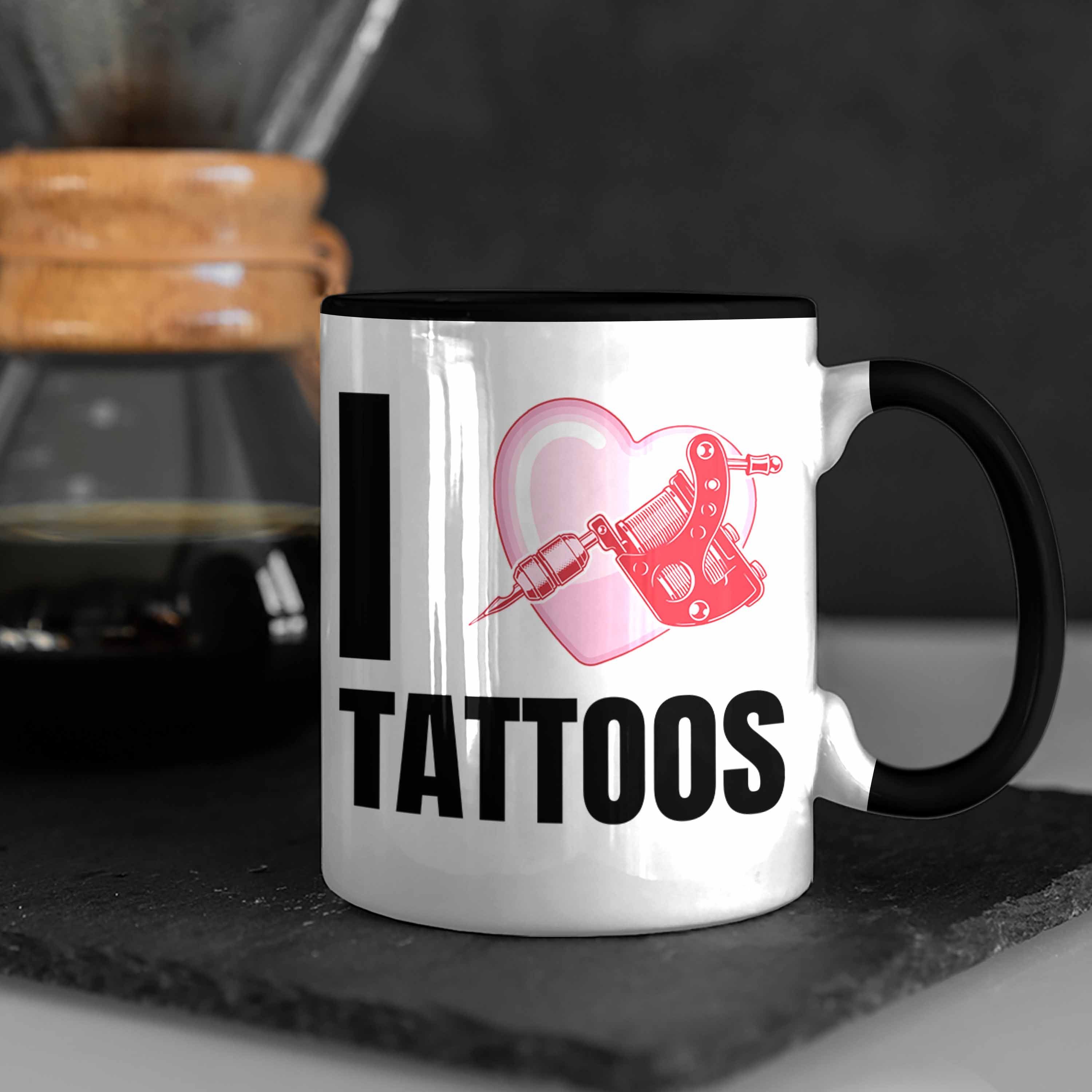 Trendation Tasse Trendation - I Geschenkidee Schwarz Tattoowiererin Spruch Tattoos Love Tattoowierer Frauen Geschenk Männer Tasse