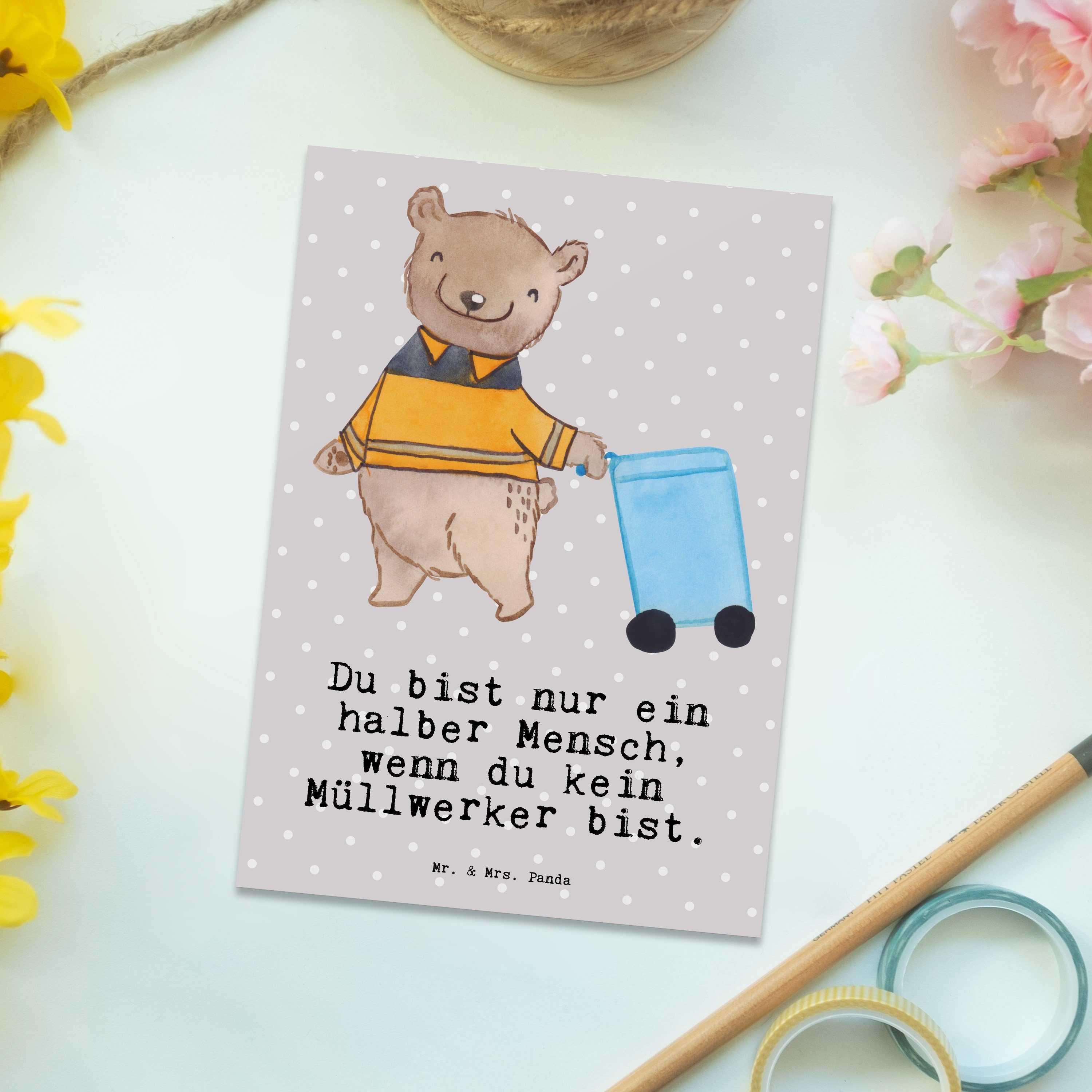 Mr. & mit Geschenk, Herz Panda Müllwerker - Grußkarte, Pastell Postkarte - Grau Mrs. Au Kollege