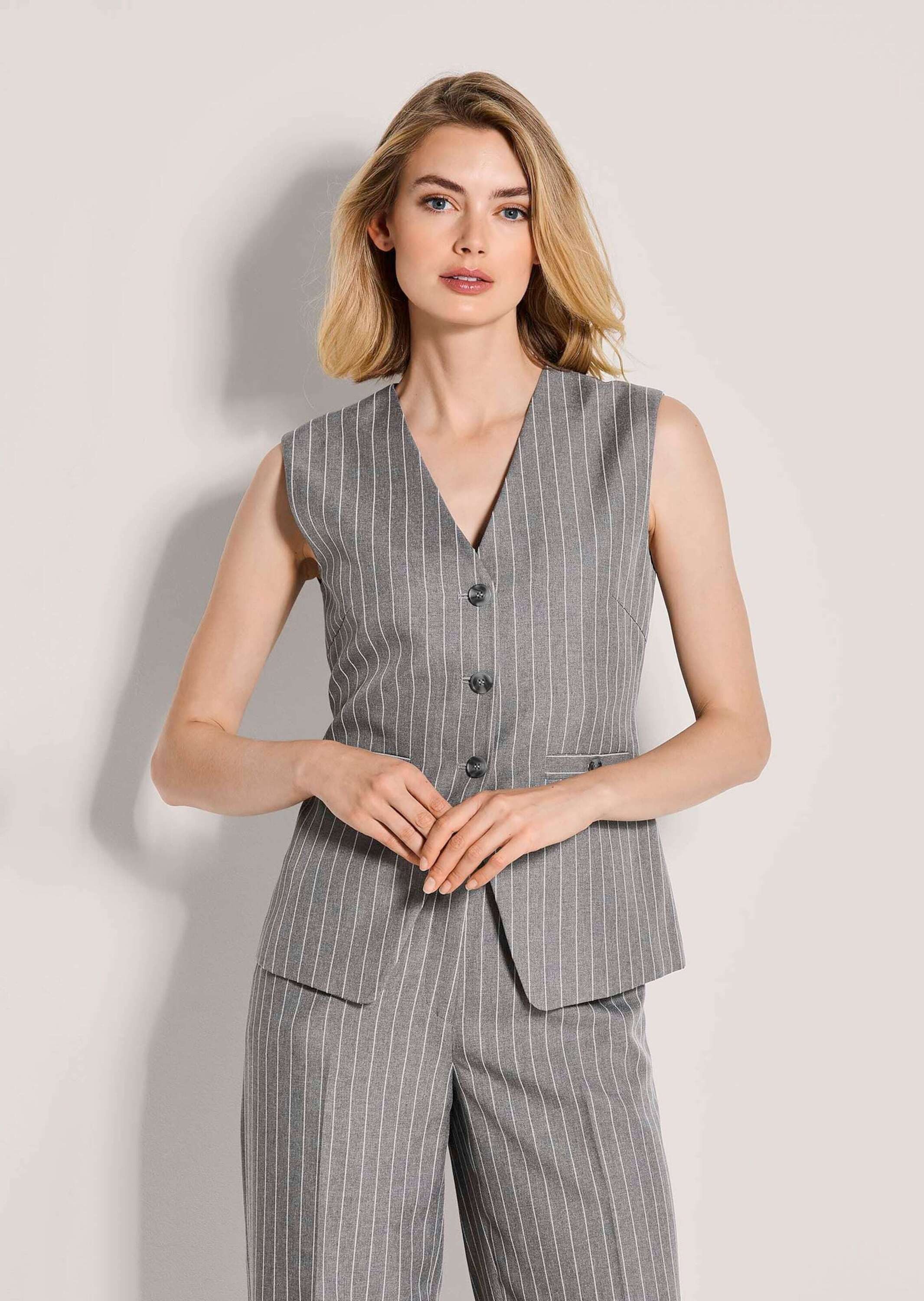 MADELEINE Kurzweste Elegante Nadelstreifen-Weste mit Knöpfen Kurz geschnitten mit feinen Streifen, V-Ausschnitt, leicht gefüttert