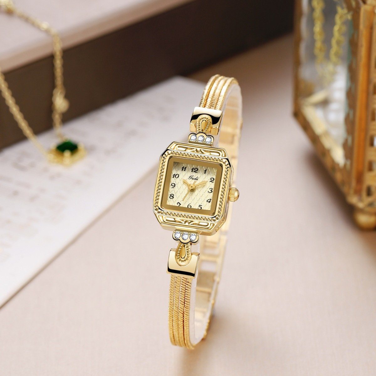 carefully Vintage-Stil Quarzuhr Damen-Uhr im selected Schlangenarmband Kupferimitat mit Gold aus