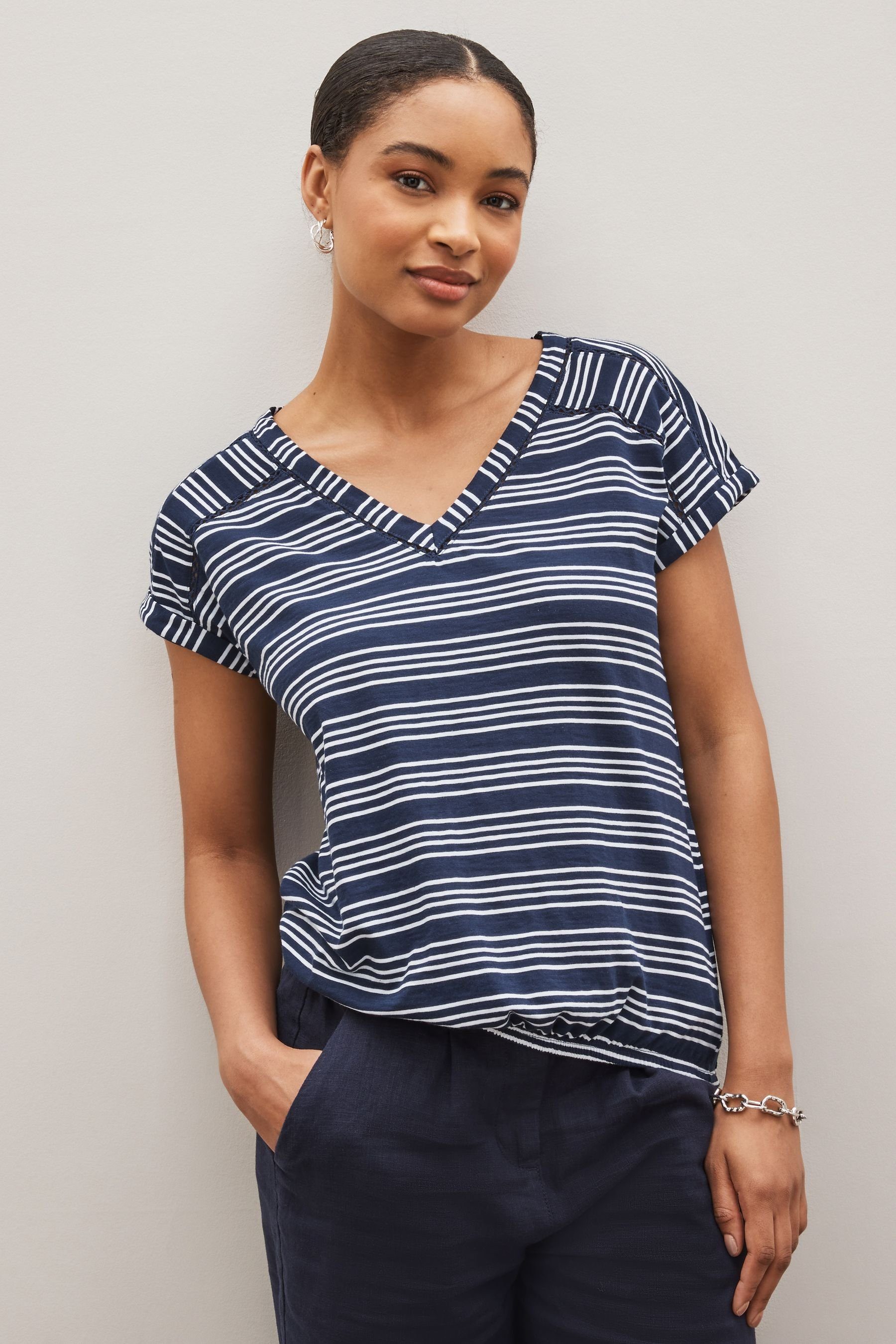 Next T-Shirt Top mit V-Ausschnitt und Ballonsaum (1-tlg) Navy Blue Stripe