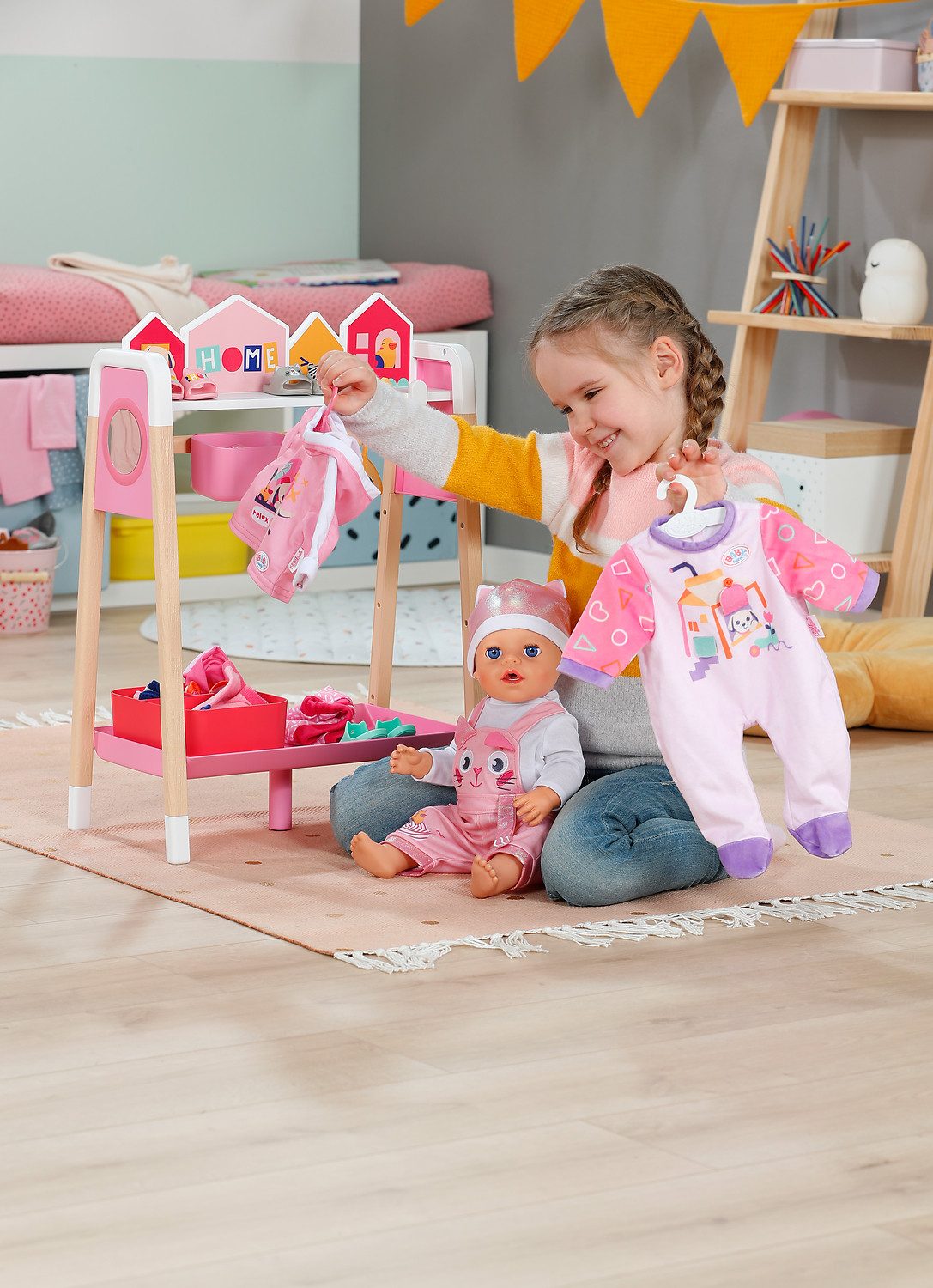 Baby Born Puppenkleiderschrank Kleiderstange, inklusive 3 Kleiderbügel, im Scandi-Design – Bild 3 von 5
