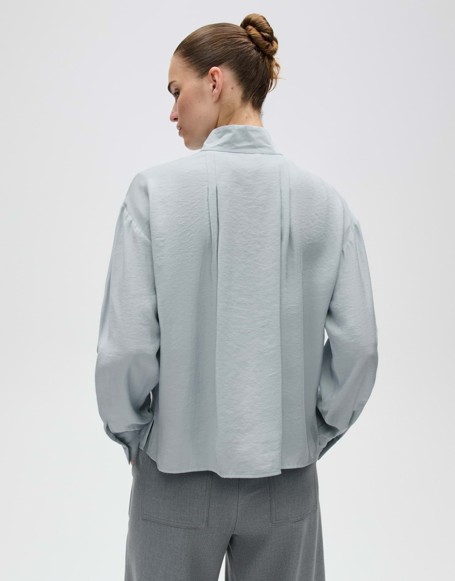 OPUS Satinbluse Fasofta aus Satin mit Crash-Optik Weite Silhouette mit Stehkragen und Faltendetail am Rücken – Bild 3 von 5
