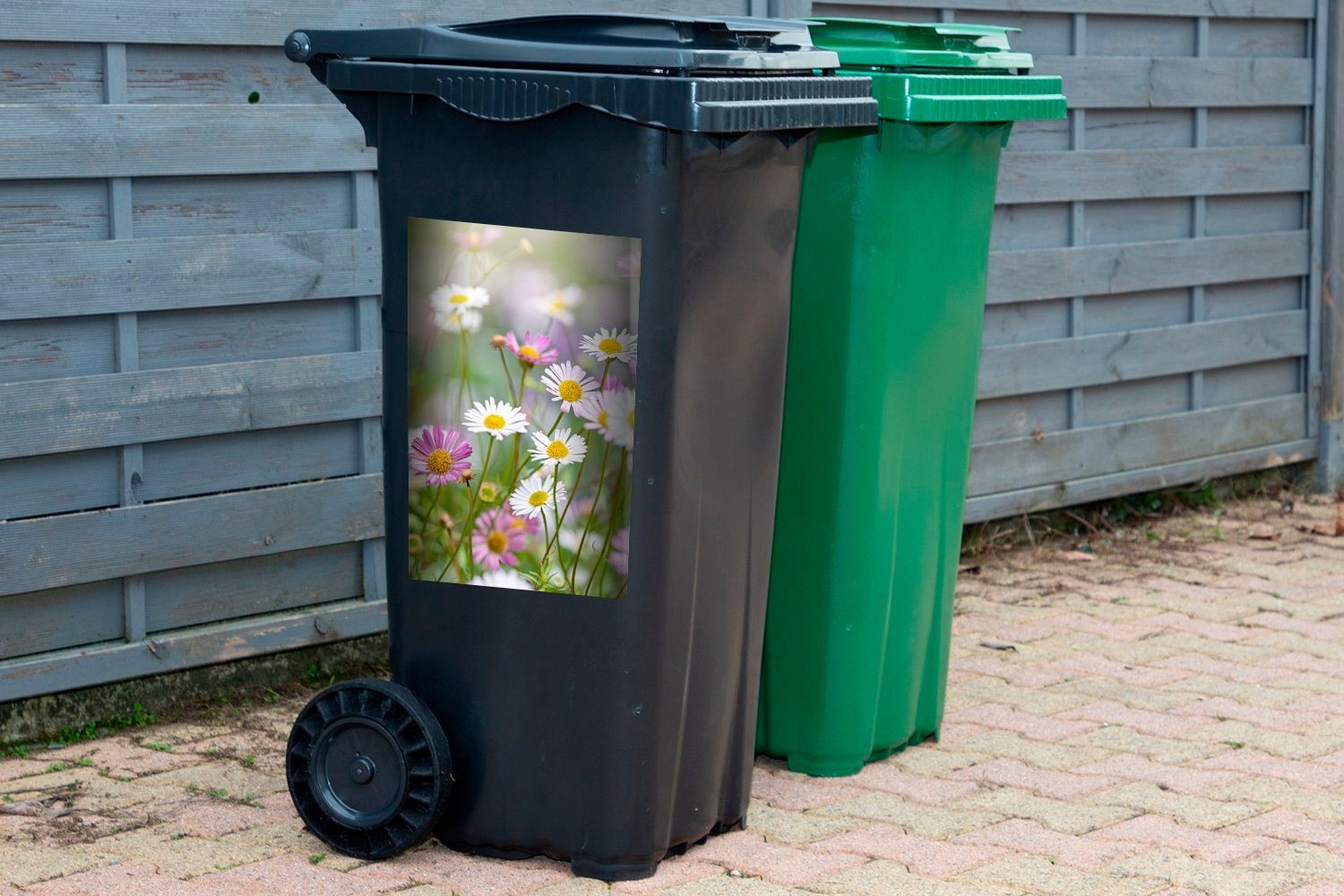MuchoWow Wandsticker Nahaufnahme Mülltonne, (1 St), Sticker, Gänseblümchen Mülleimer-aufkleber, von Abfalbehälter Container