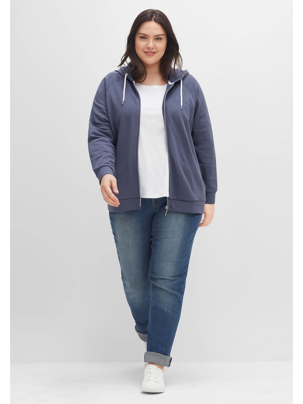 Sheego Kapuzensweatjacke Große Größen mit Flockprint Eingrifftaschen indigo und