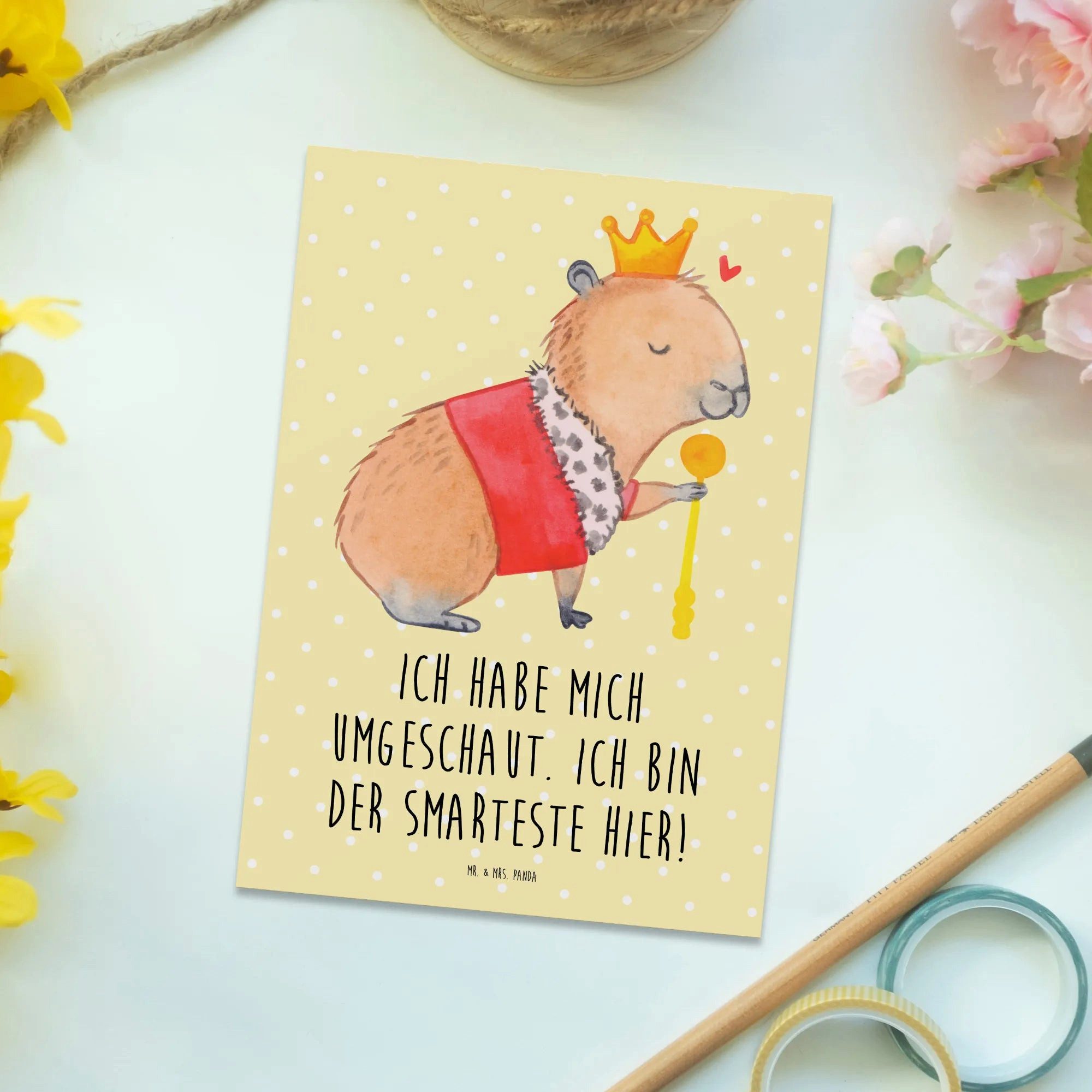 Thumbnail - Mr. & Mrs. Panda Postkarte Capybara König - Gelb Pastell - Geschenk, Tiermotive, Geschenkkarte, Multifunktionalität