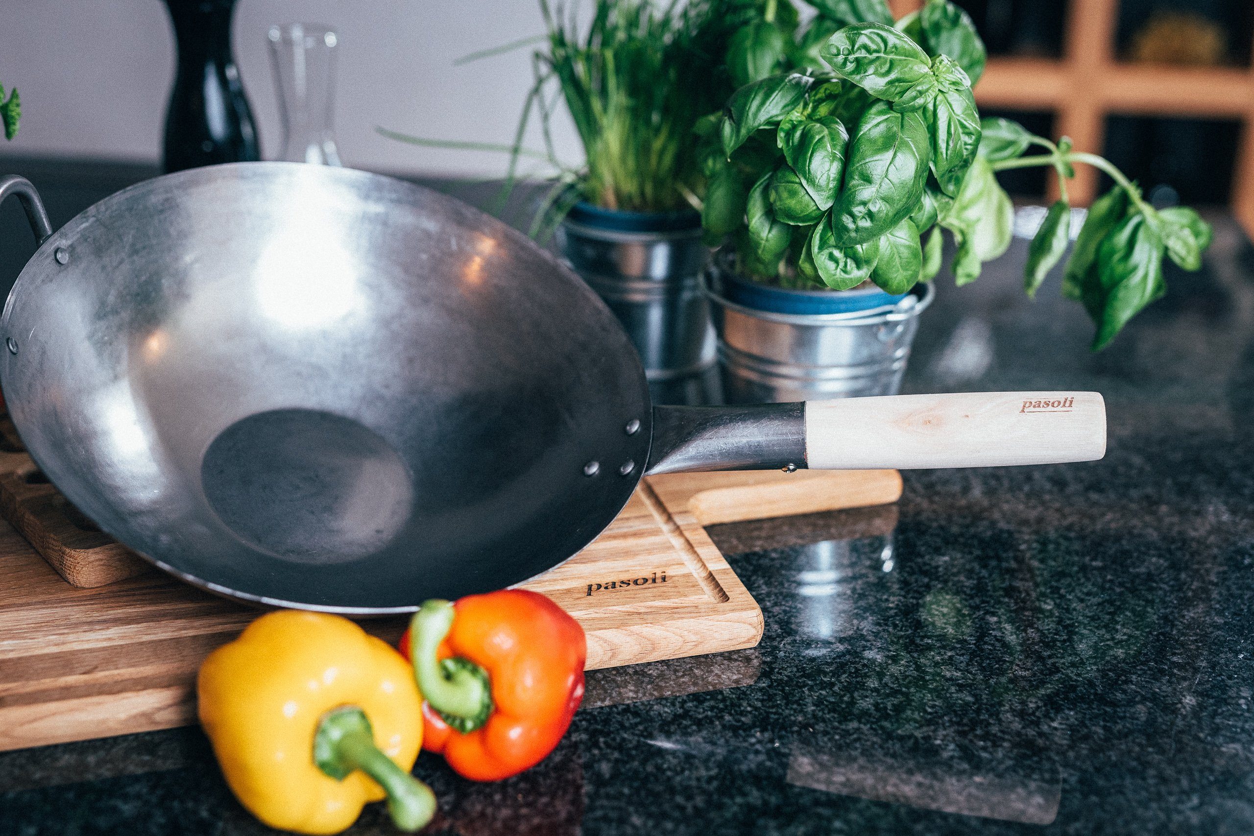 pasoli Wok traditionell handgehämmerter Carbonstahl-Wok mit flachem Boden,  Karbon-Stahl, flacher Boden, traditionell handgehämmert, 30cm Durchmesser,  Holzgriff, natürliche Antihaftschicht