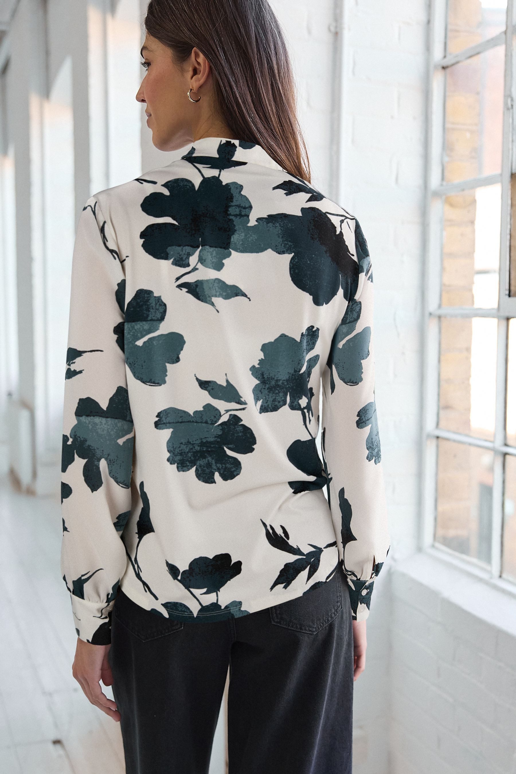 Next Blusenshirt Langärmelige Bluse mit V-Ausschnitt günstig online kaufen