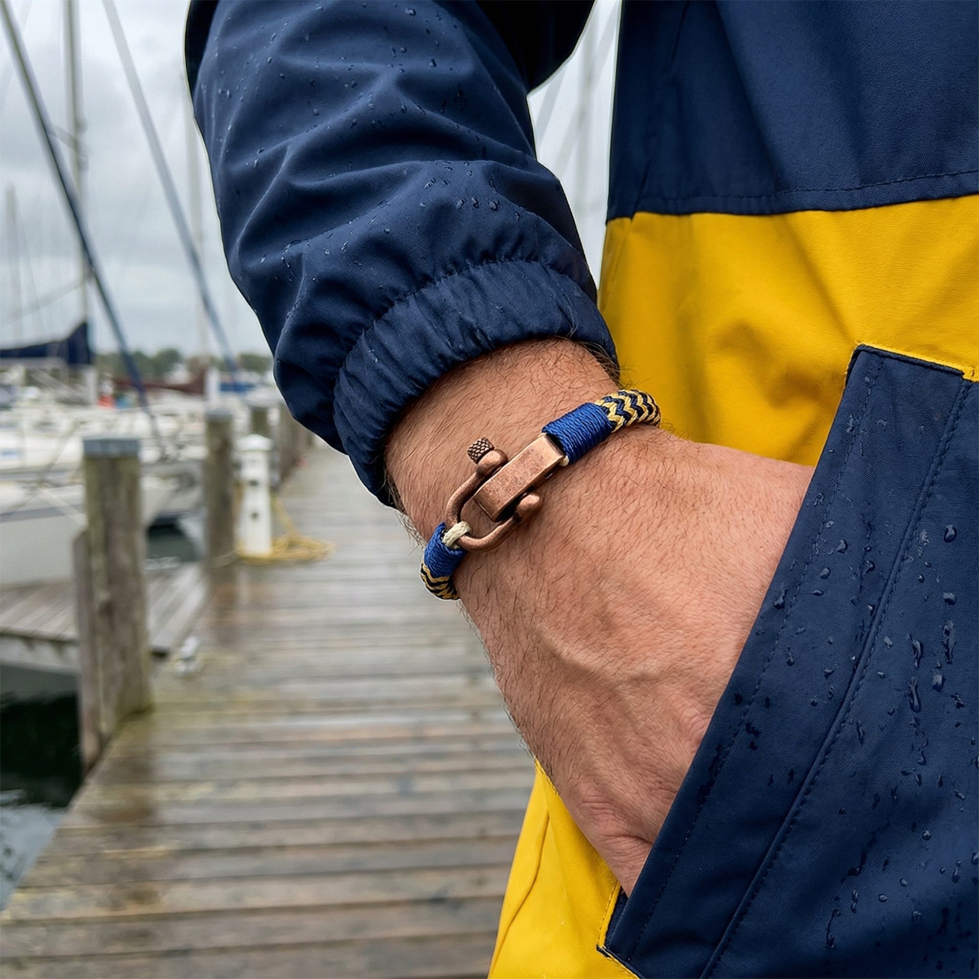 UNIQAL.de Armband aus Segeltau „Küstenlinie Kollektion“ (Maritimes Armband mit Edelstahl Schäkel, Nautischer Stil inspiriert von Meer & Küste, Unisex), Handgefertigt in Deutschland